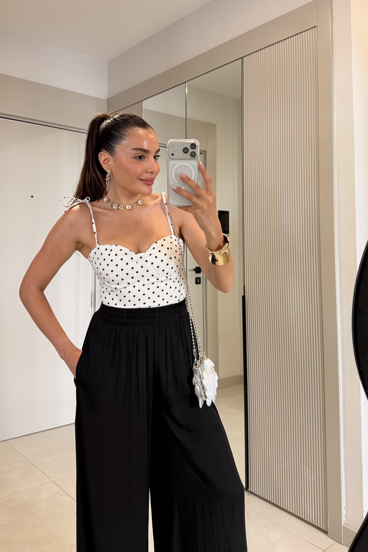 Suzie Beyaz Puantiyeli Omuzdan Bağlamalı Bluz