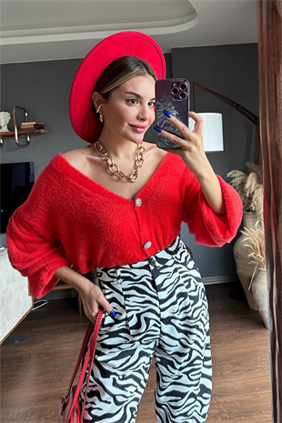 Taşlı kırmızı peluş hırka