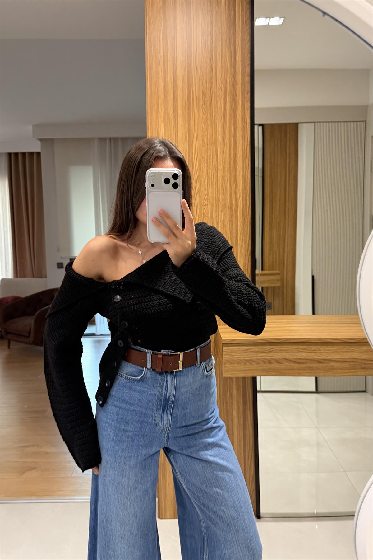 Tovra Siyah Madonna Yaka Düğmeli Triko Kazak