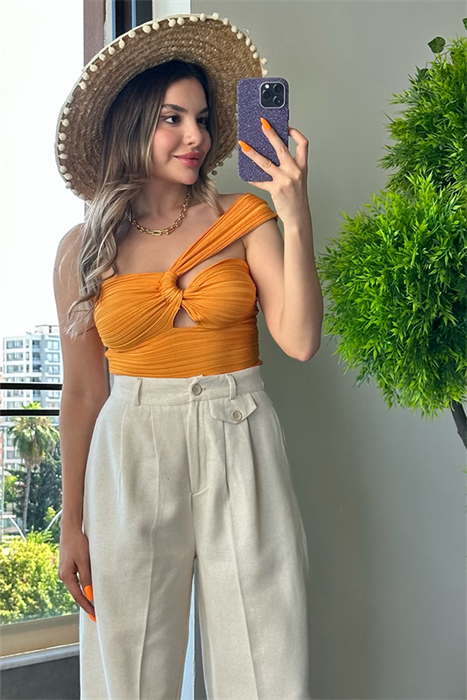 Turuncu göğüs dekolte detaylı crop