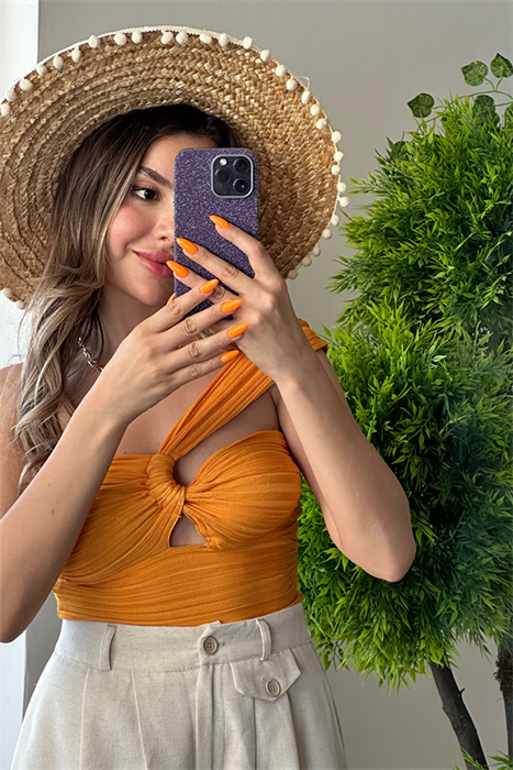 Turuncu göğüs dekolte detaylı crop