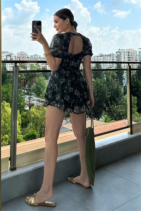 V yaka çiçekli elbise görünümlü tulum