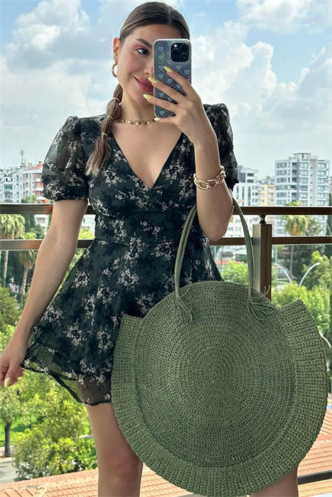 V yaka çiçekli elbise görünümlü tulum