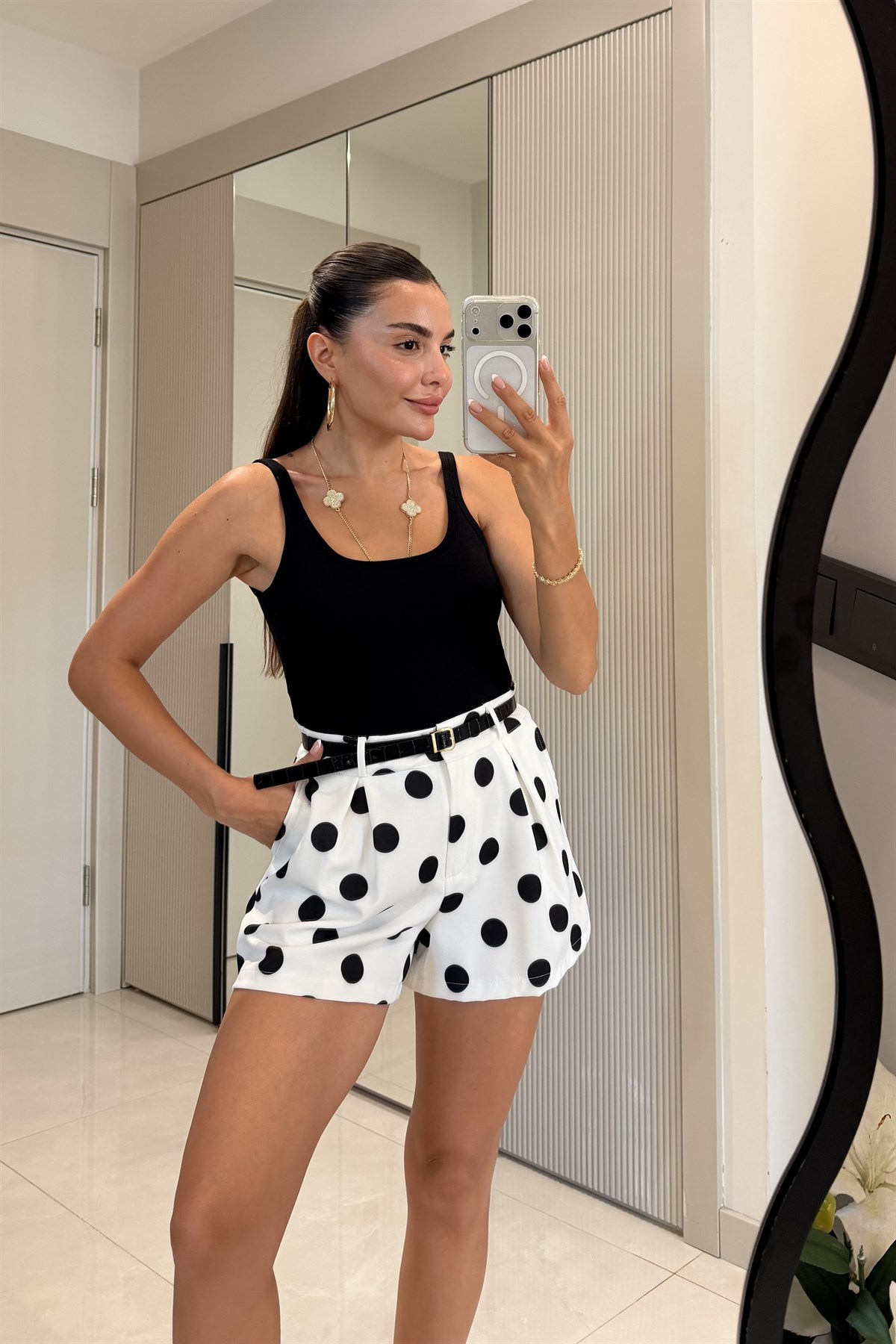 Venturi Beyaz Kemerli Puantiye Desen Şort