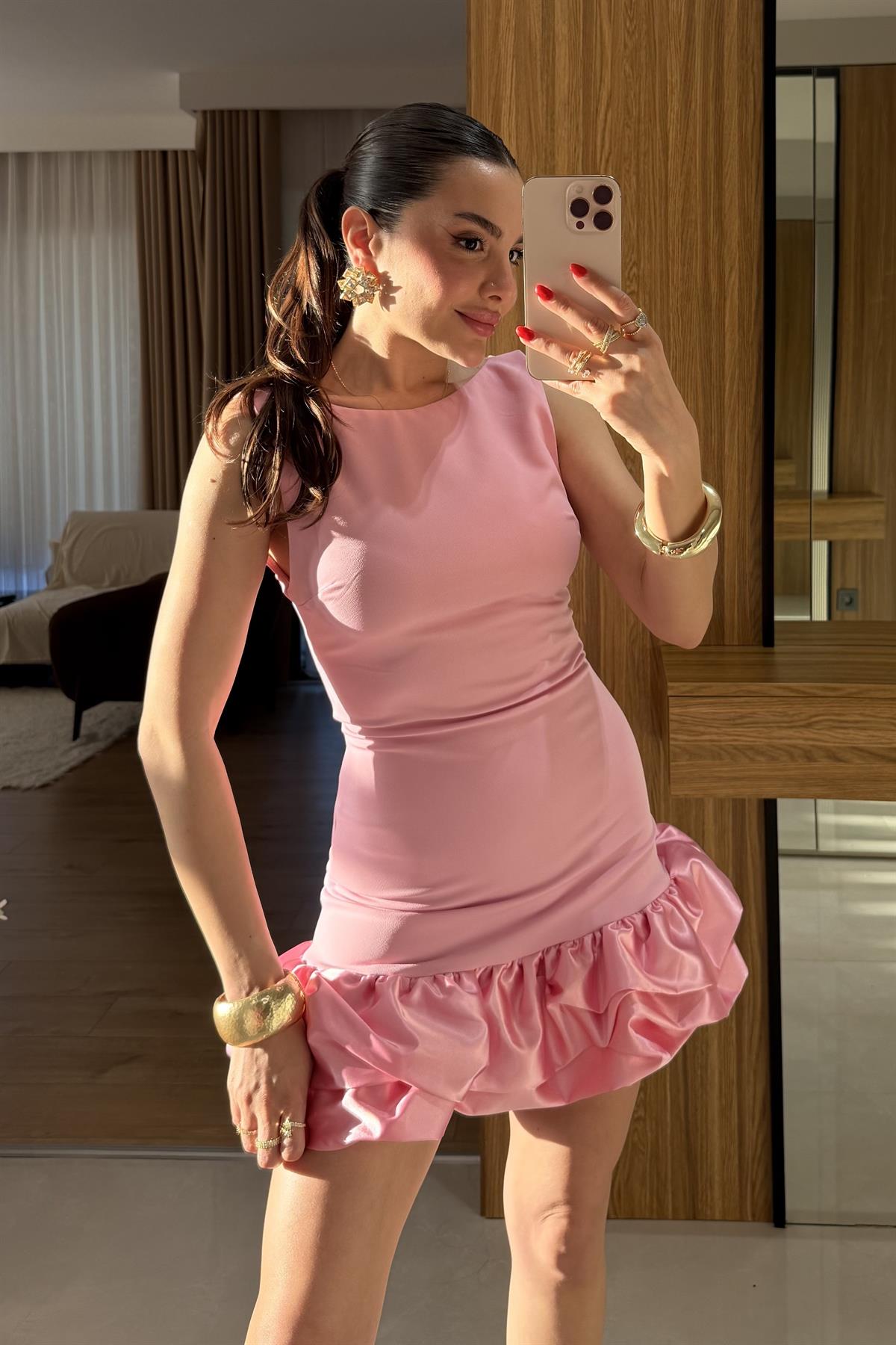Violetta Pembe Eteği Saten Sırt Dekolteli Elbise