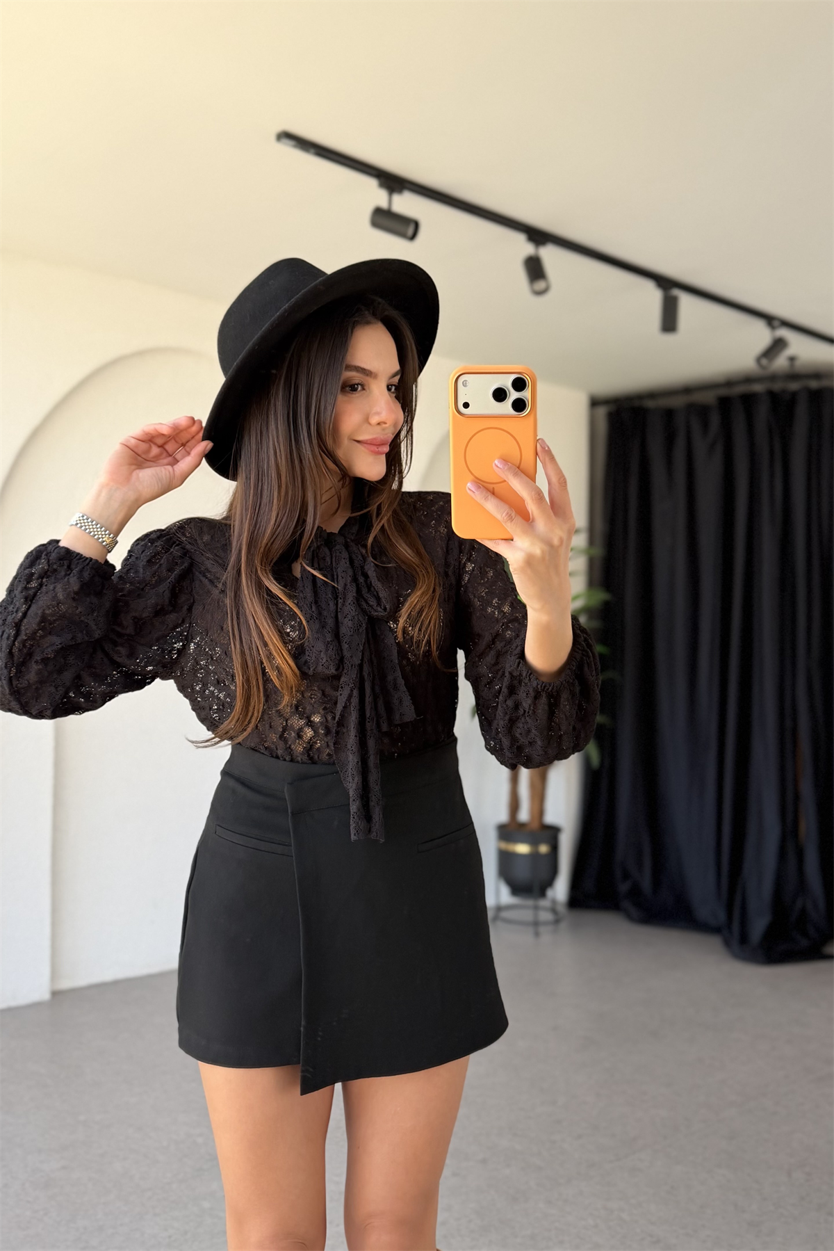 Vipper Siyah Boyundan Bağlamalı Dantel Bluz