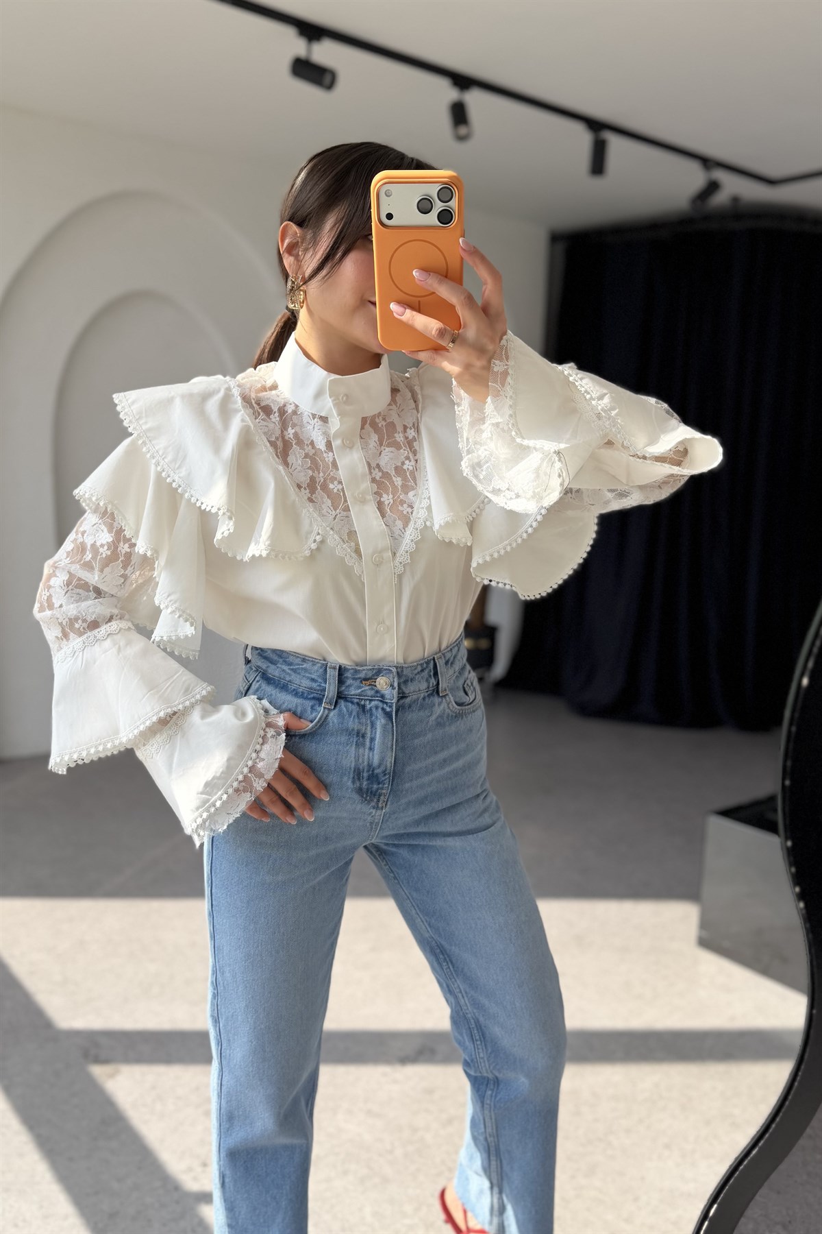 Walley Beyaz Dantel Detaylı Volanlı Gömlek