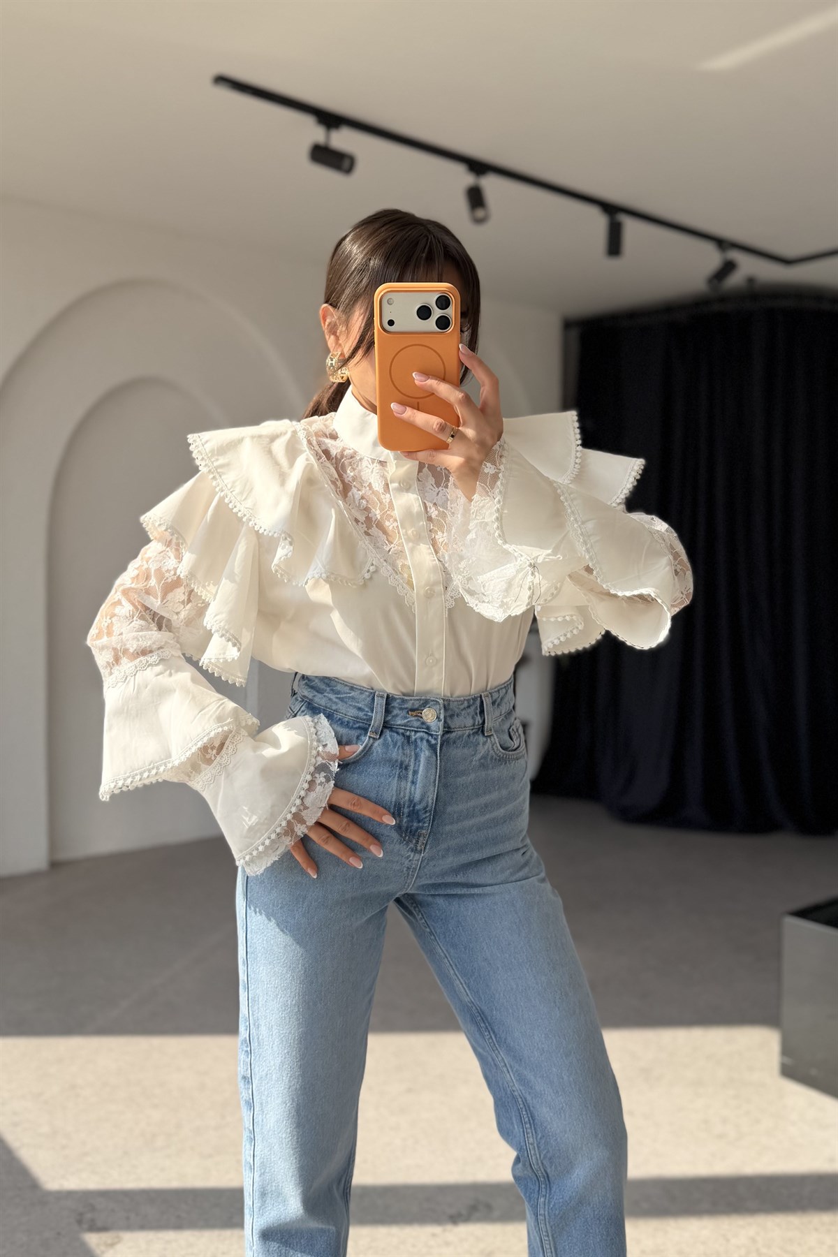 Walley Beyaz Dantel Detaylı Volanlı Gömlek