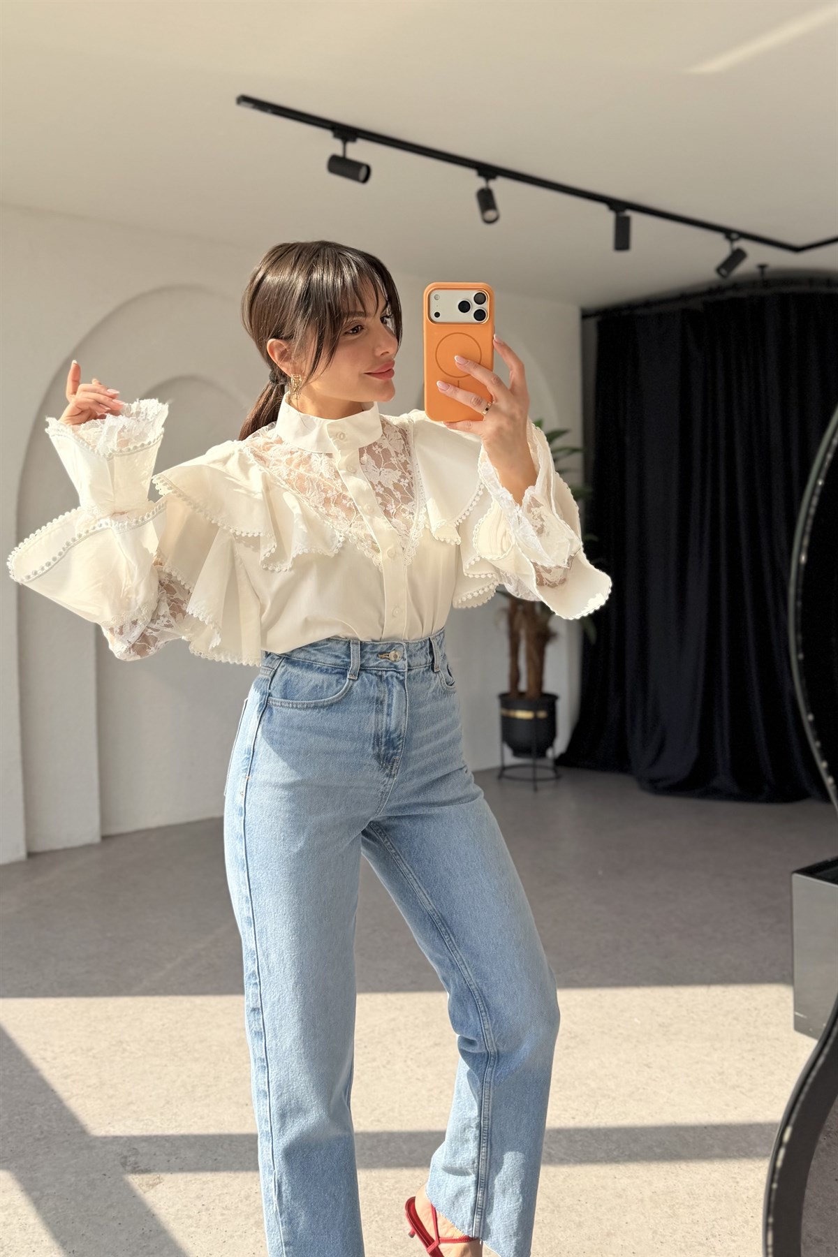 Walley Beyaz Dantel Detaylı Volanlı Gömlek