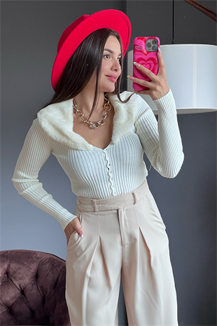 Yakası peluşlu ekru mini hırka