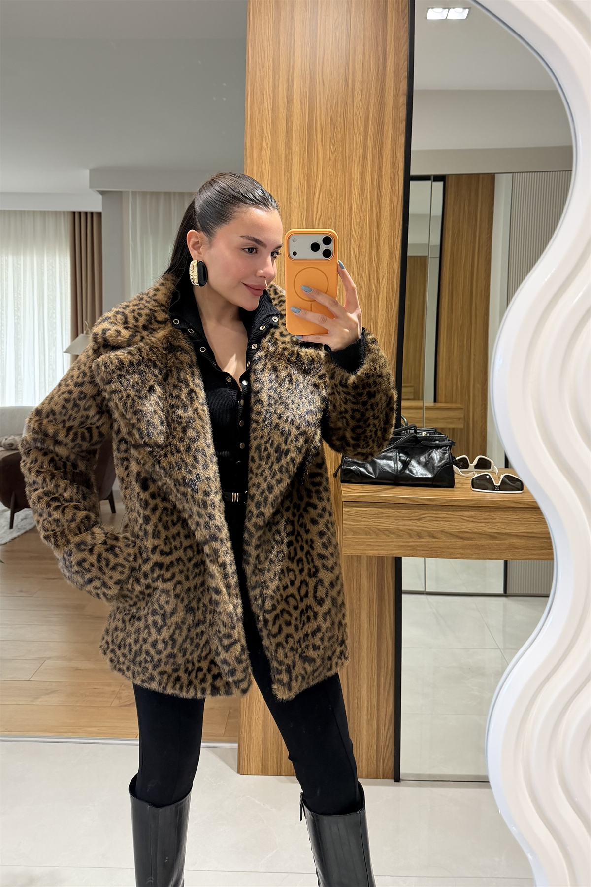 Yolanda Siyah Leopar Yakalı Kürk 