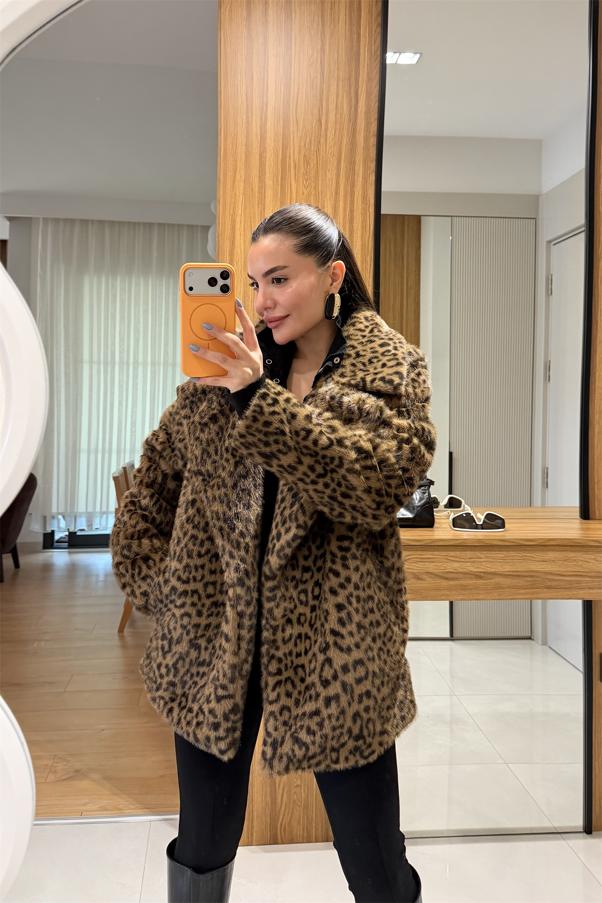 Yolanda Siyah Leopar Yakalı Kürk 