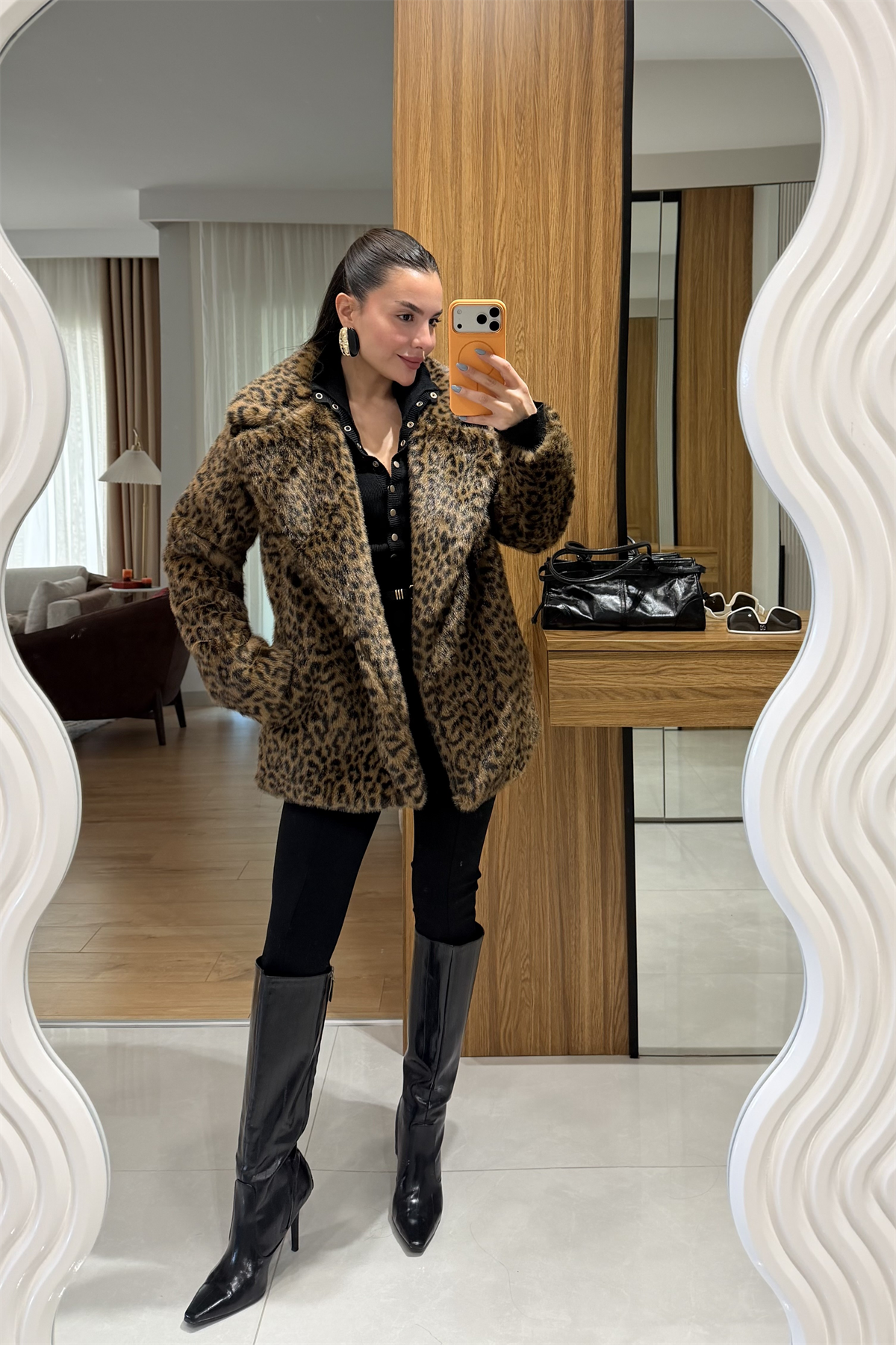 Yolanda Siyah Leopar Yakalı Kürk 