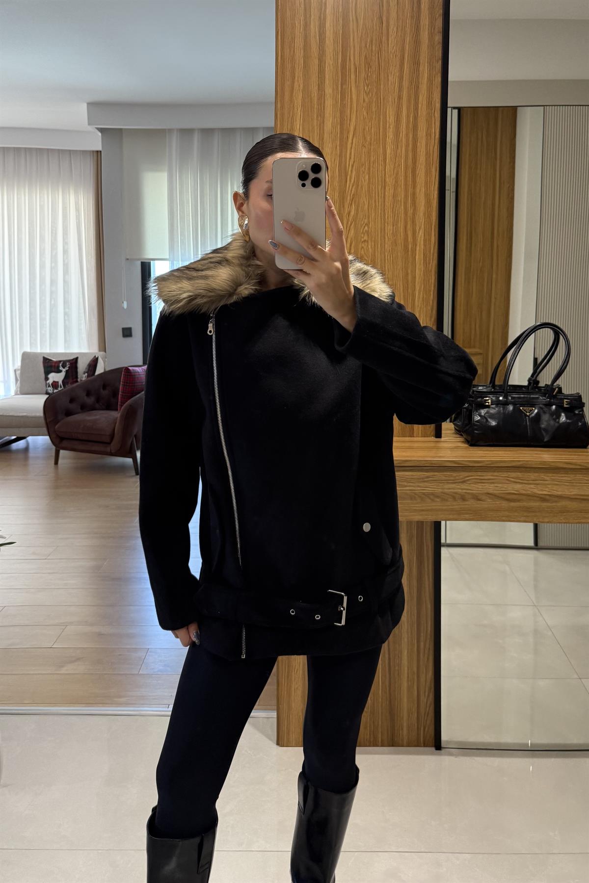 Yolana Siyah Yakası Kürklü Kaban 