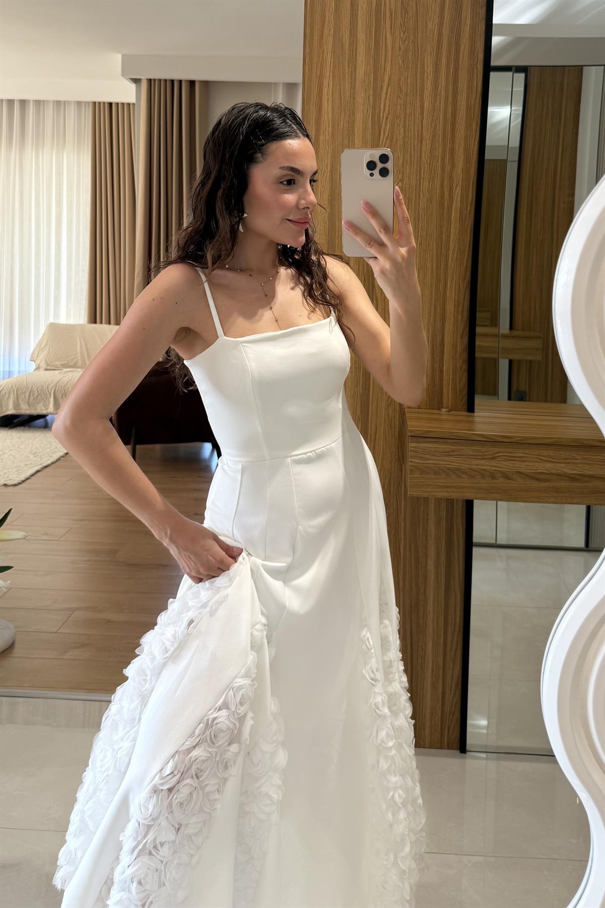 Zerine Beyaz Etek Ucu Üç Boyutlu Elbise