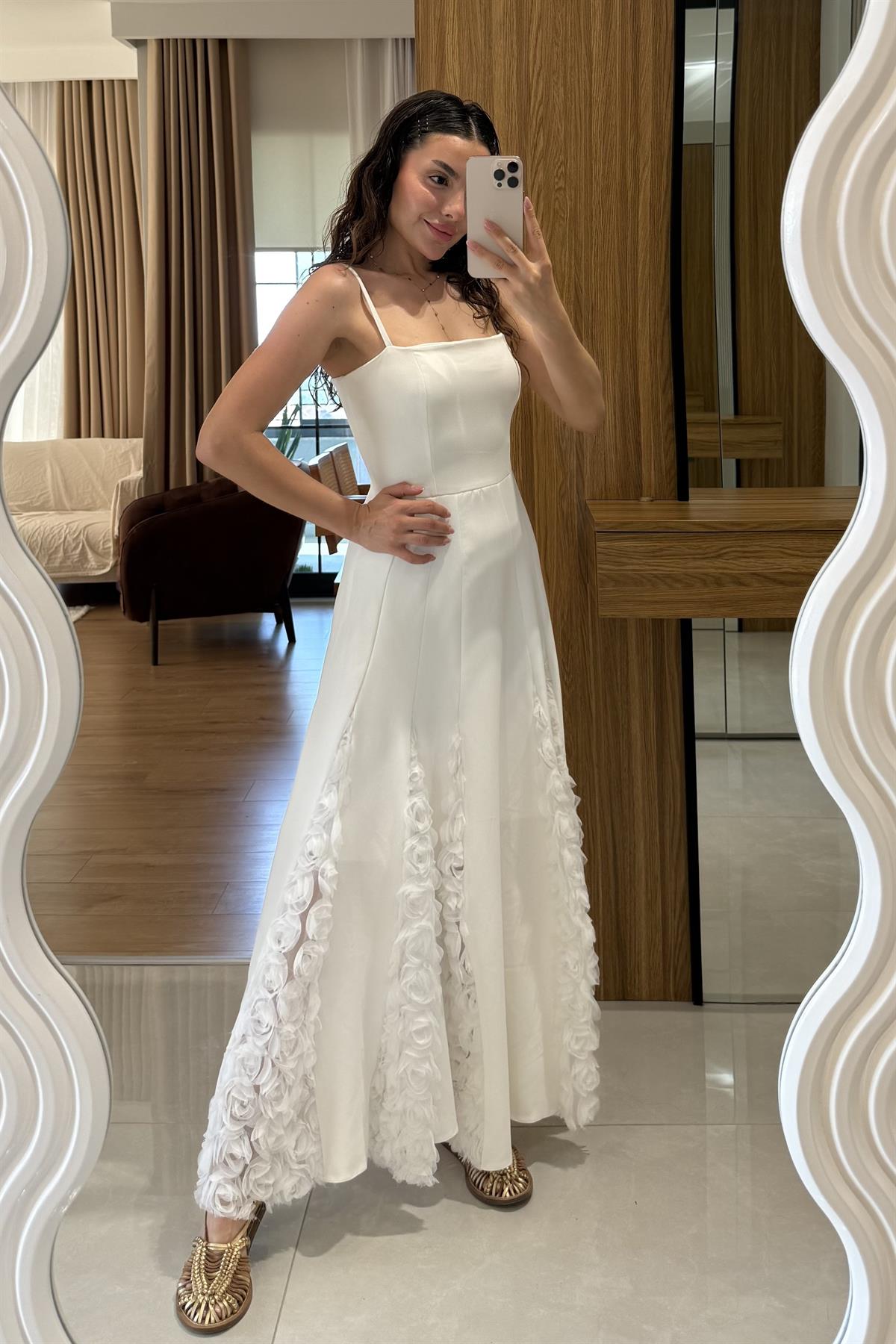 Zerine Beyaz Etek Ucu Üç Boyutlu Elbise