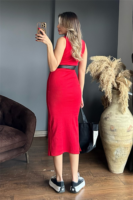 Emma yırtmaçlı kırmızı kolsuz elbise