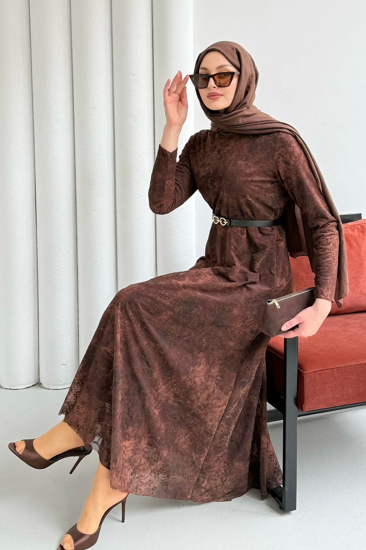 Astarlı Flok Baskılı Tesettür Elbise-KAHVERENGİ