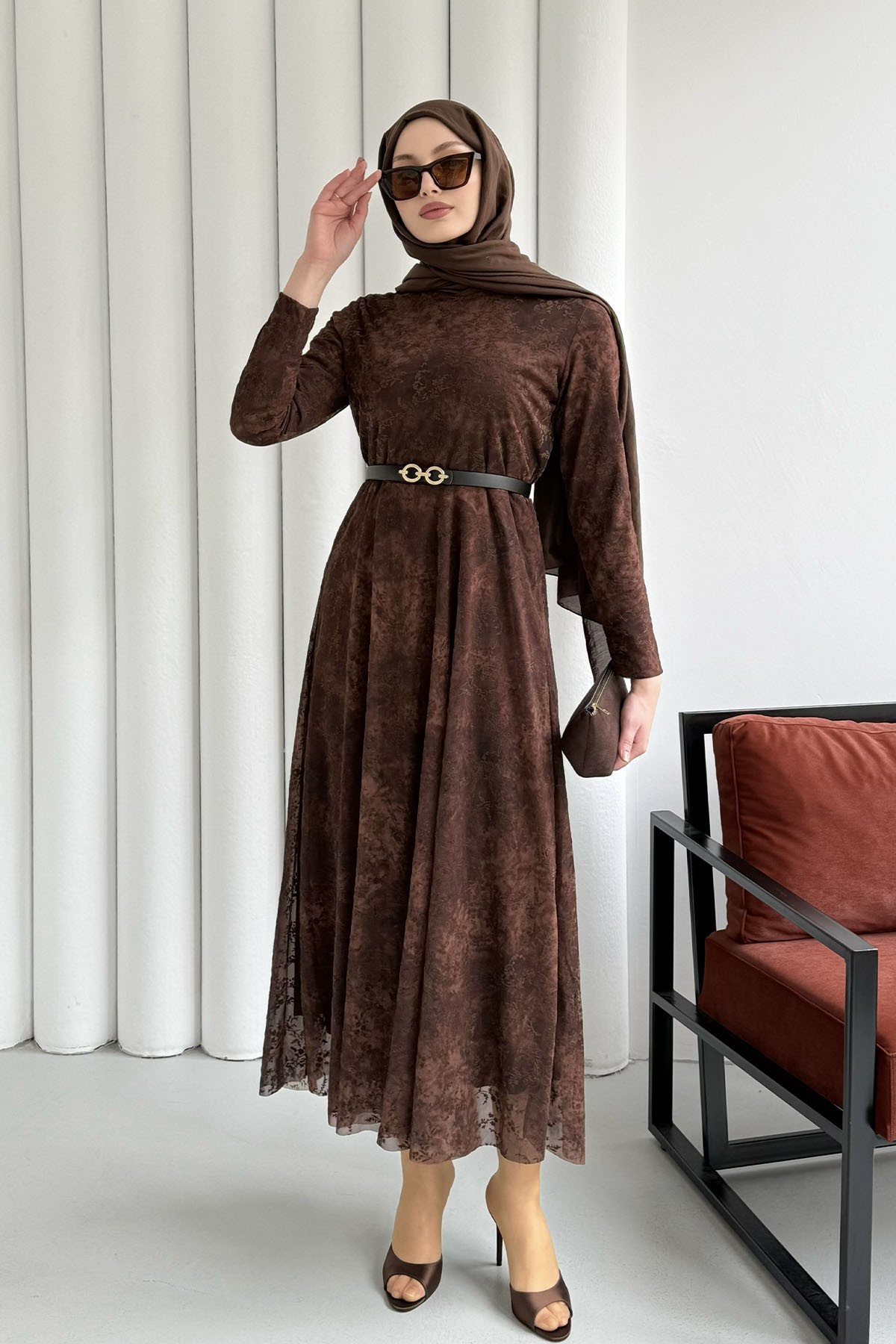 Astarlı Flok Baskılı Tesettür Elbise-KAHVERENGİ