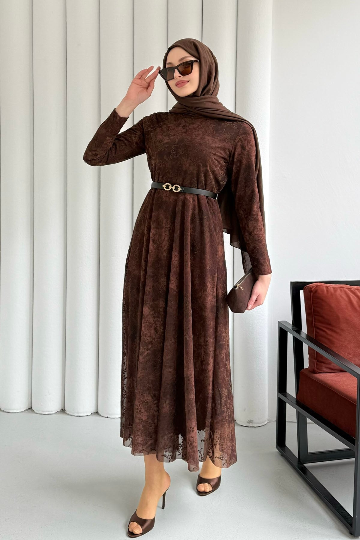 Astarlı Flok Baskılı Tesettür Elbise-KAHVERENGİ