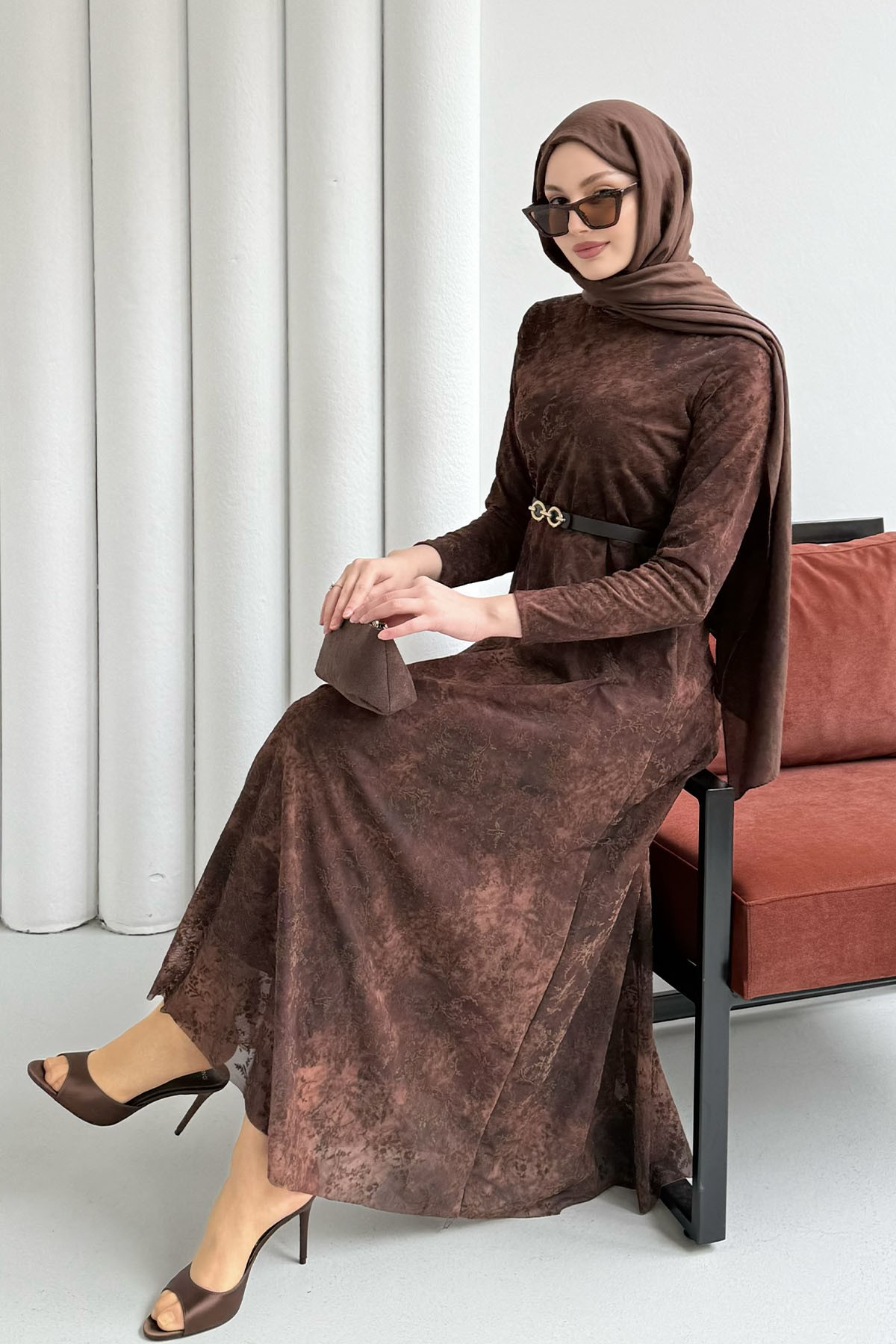Astarlı Flok Baskılı Tesettür Elbise-KAHVERENGİ