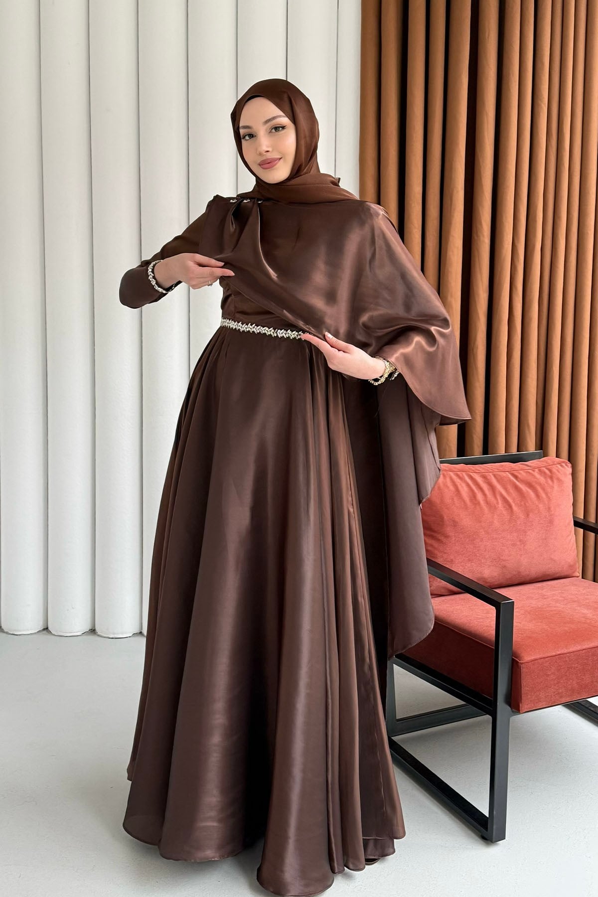 Aura Fular Detaylı & Taşlı Jan Jan Tesettür Abiye-KAHVERENGİ