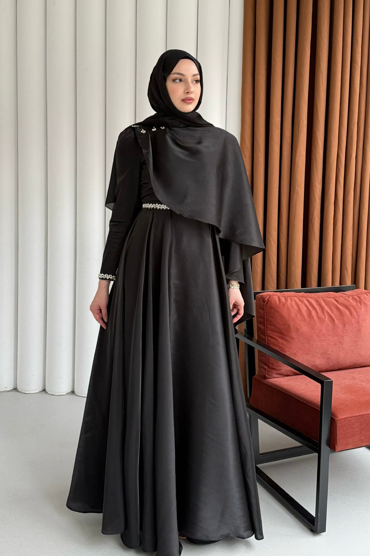 Aura Fular Detaylı & Taşlı Jan Jan Tesettür Abiye-SİYAH