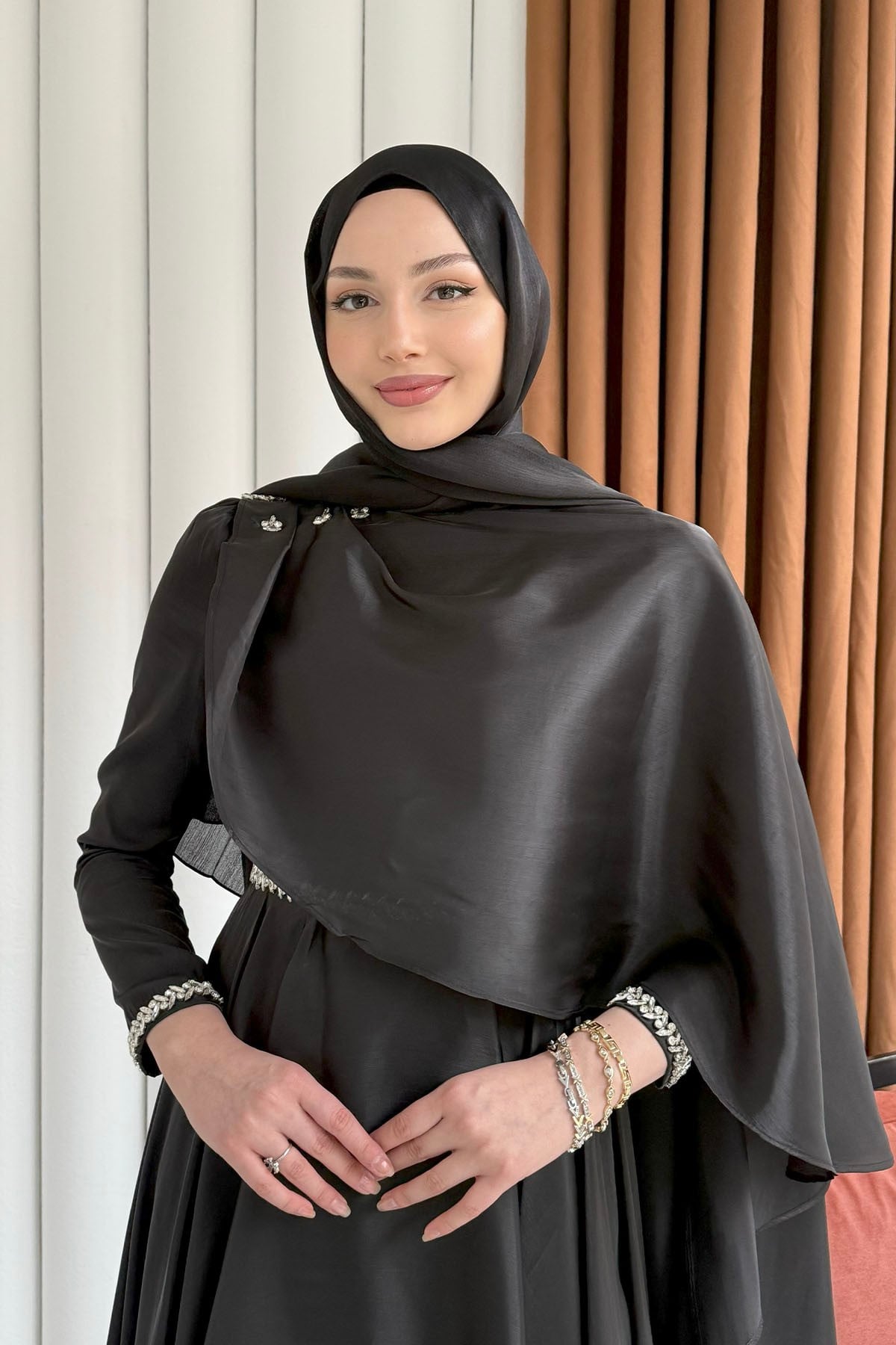 Aura Fular Detaylı & Taşlı Jan Jan Tesettür Abiye-SİYAH