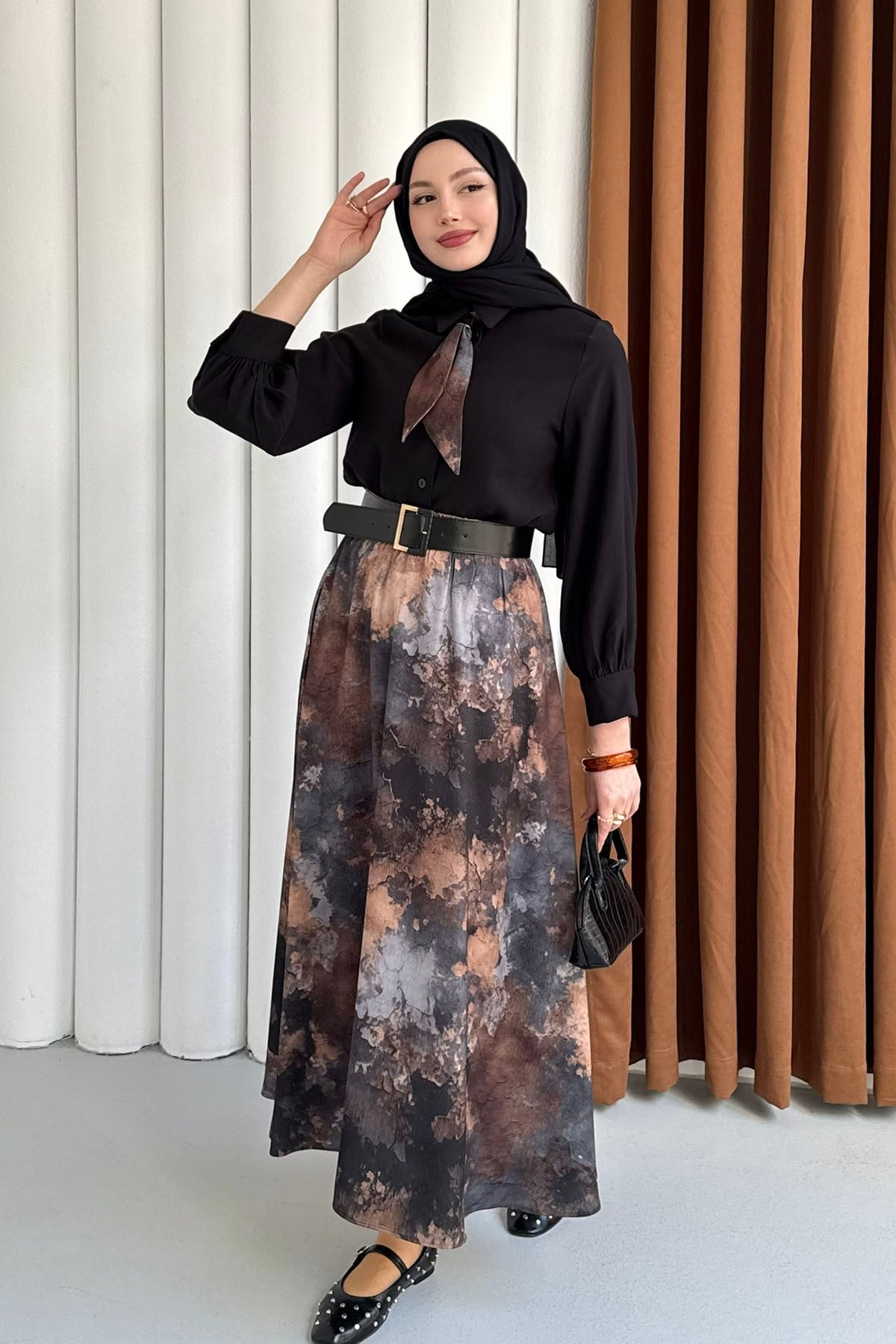 Batik Etek & Fular Yaka Kemerli Tesettür Takım-SİYAH