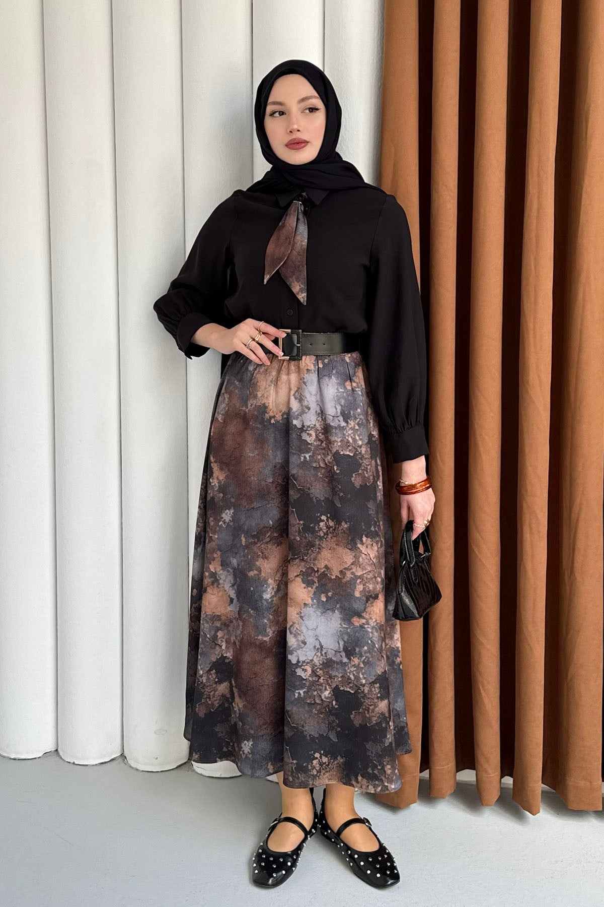 Batik Etek & Fular Yaka Kemerli Tesettür Takım-SİYAH