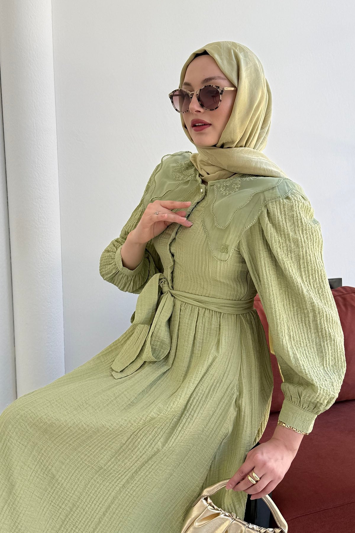 Bebe Yaka Organze Nakışlı Yarım Düğmeli Tesettür Elbise-YEŞİL