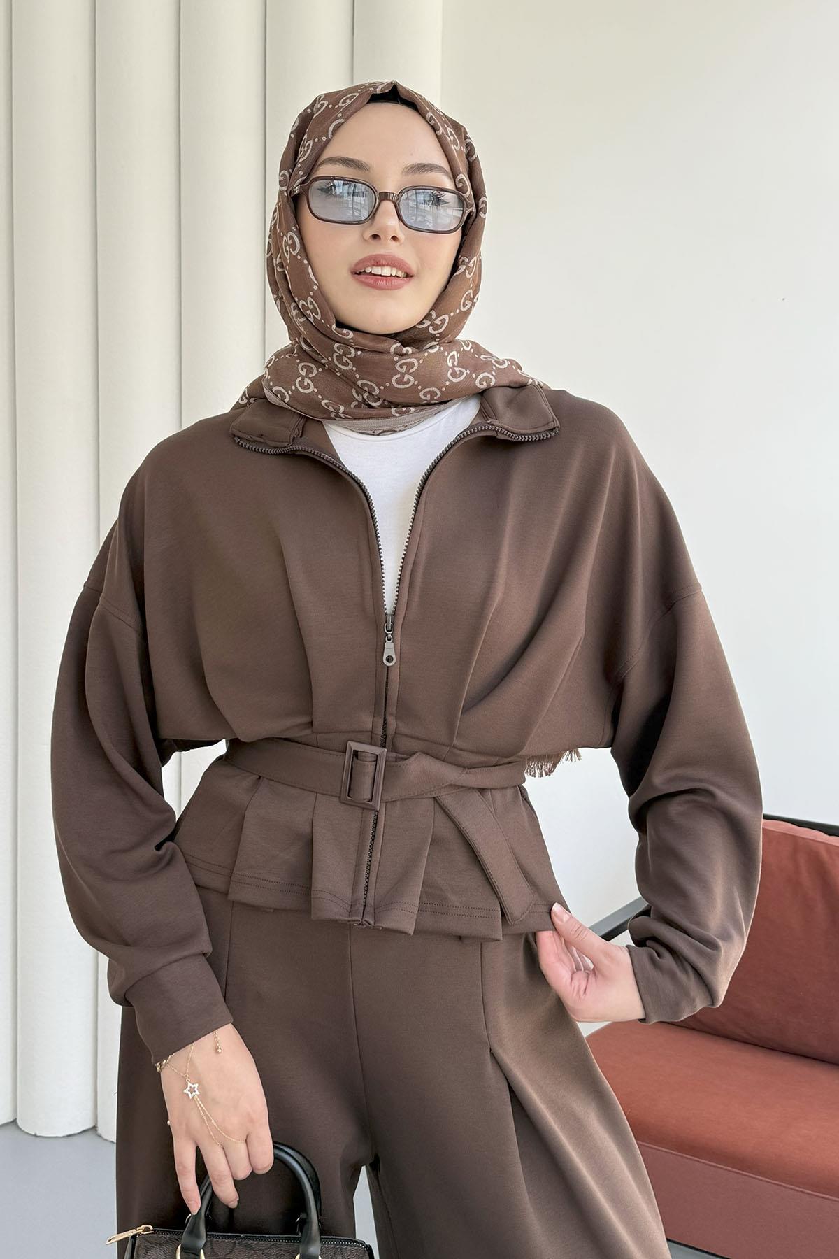 Bel Bağlamalı Önü Fermuarlı Spor Ceketli Tesettür Takım-KAHVERENGİ