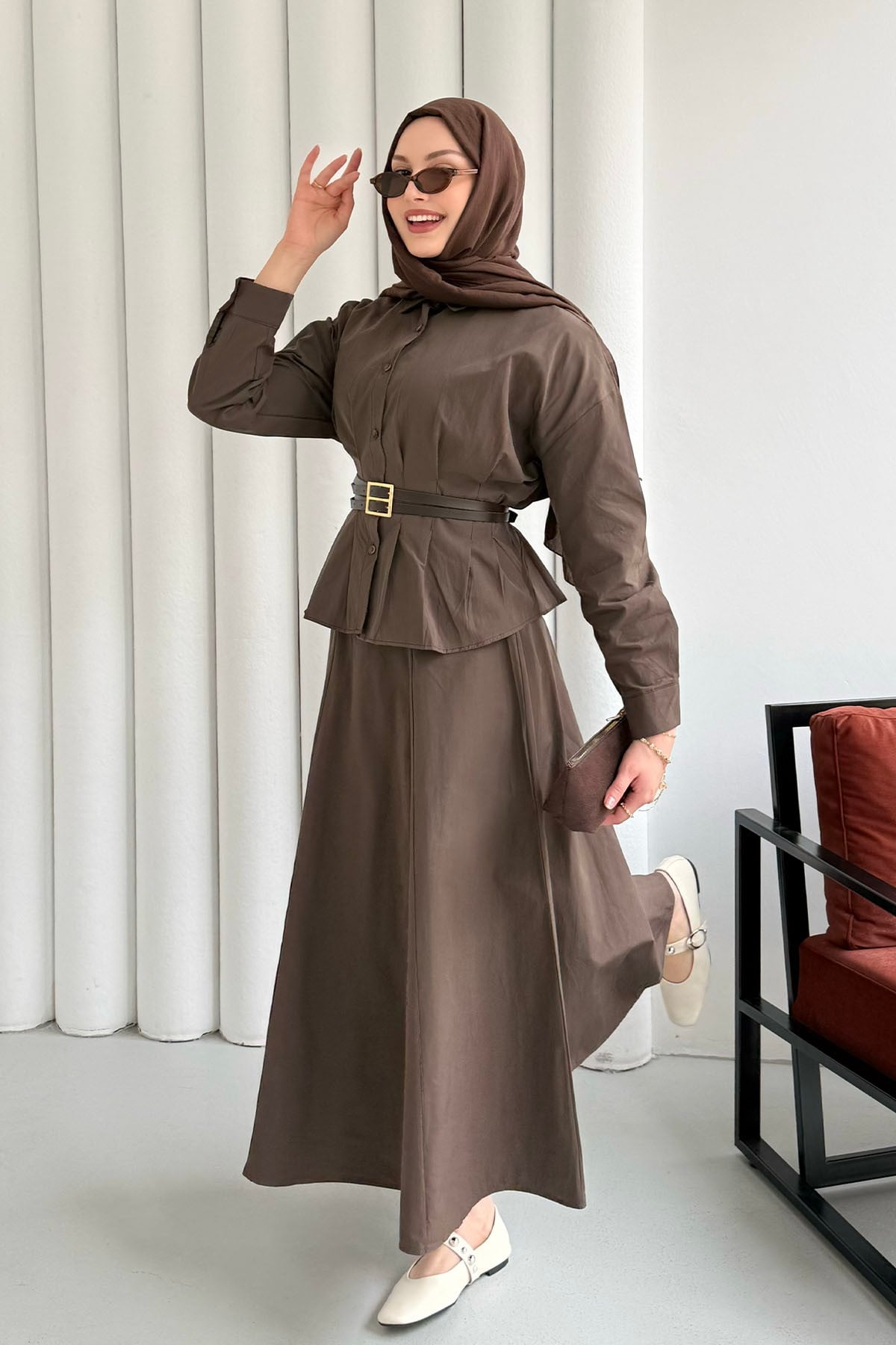 Belden Oturmalı Çift Kemer Geçişli Etekli Tesettür Takım-KAHVERENGİ