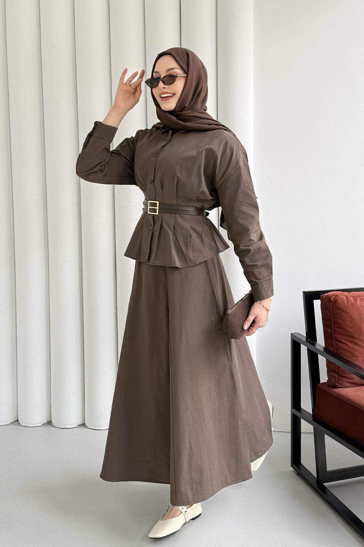 Belden Oturmalı Çift Kemer Geçişli Etekli Tesettür Takım-KAHVERENGİ