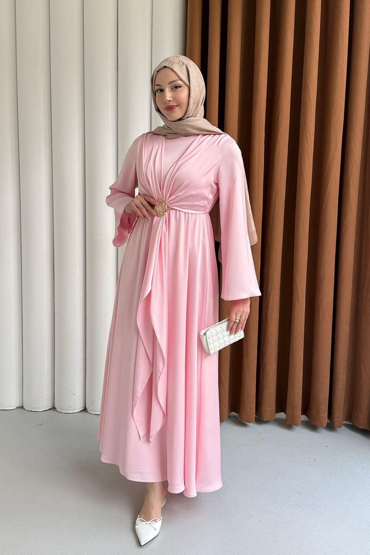 Beli Lastikli Broş Detaylı Saten Kumaş Tesettür Abiye-PEMBE