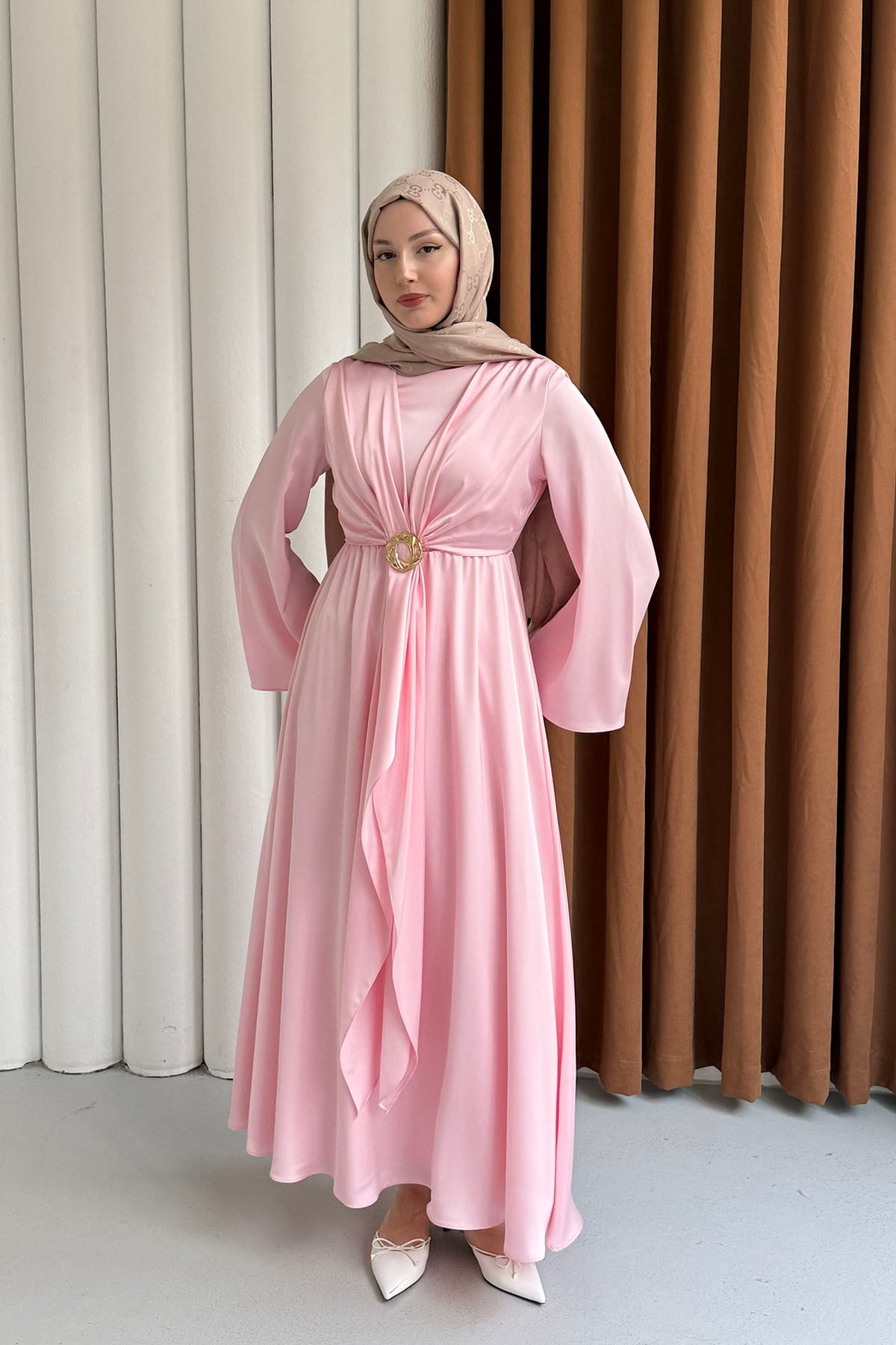 Beli Lastikli Broş Detaylı Saten Kumaş Tesettür Abiye-PEMBE