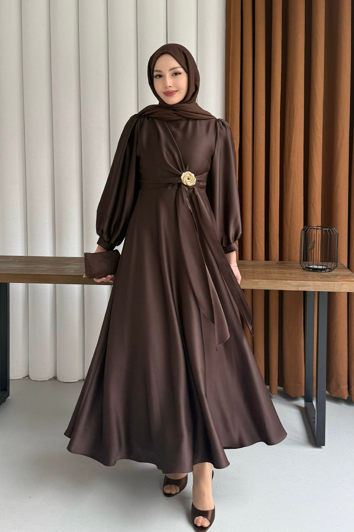 Broş Detaylı Premium Kumaş Saten Tesettür Abiye-KAHVERENGİ