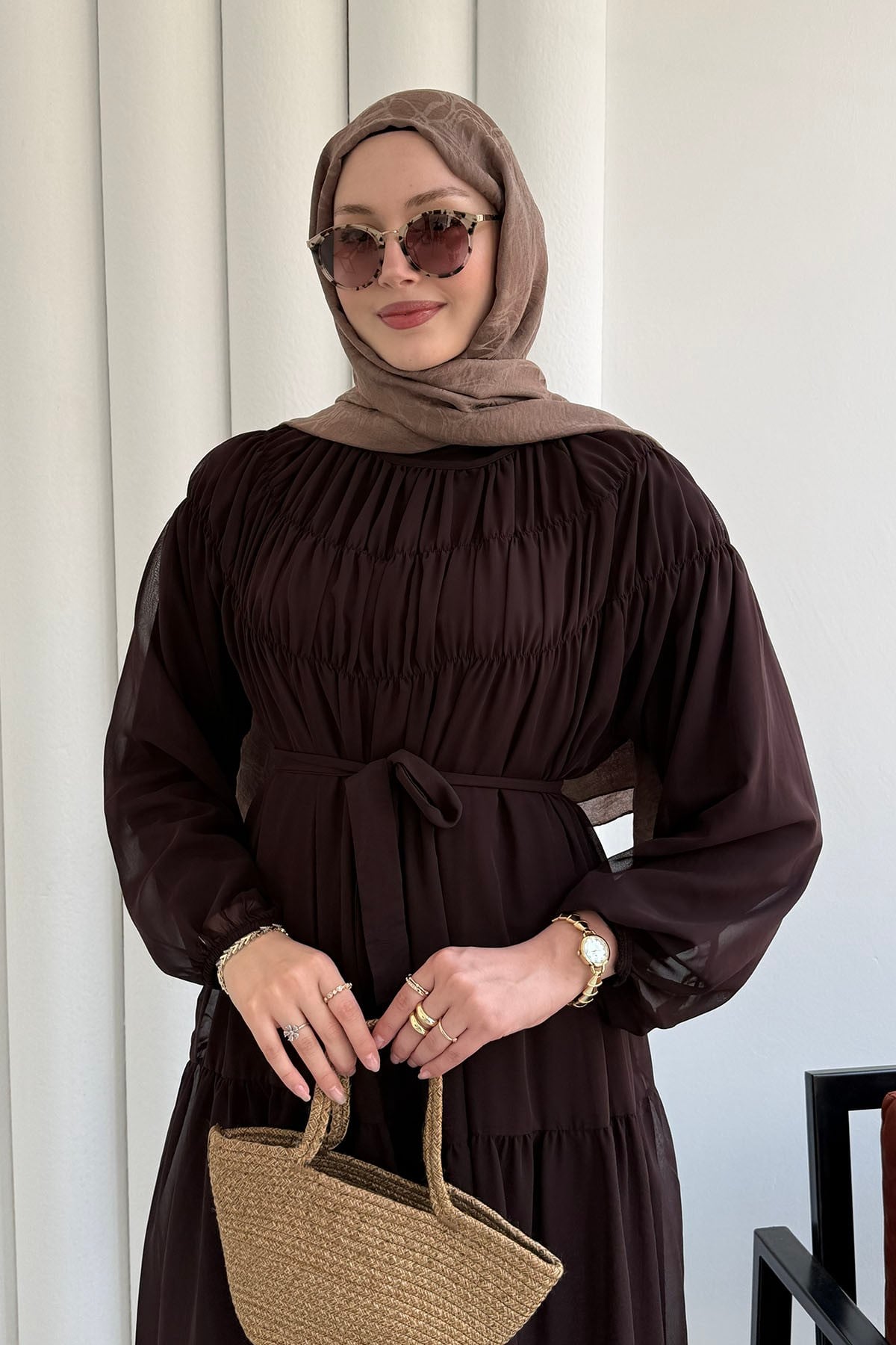 Büzgü Detaylı Oversize Şifon Tesettür Elbise-KAHVERENGİ