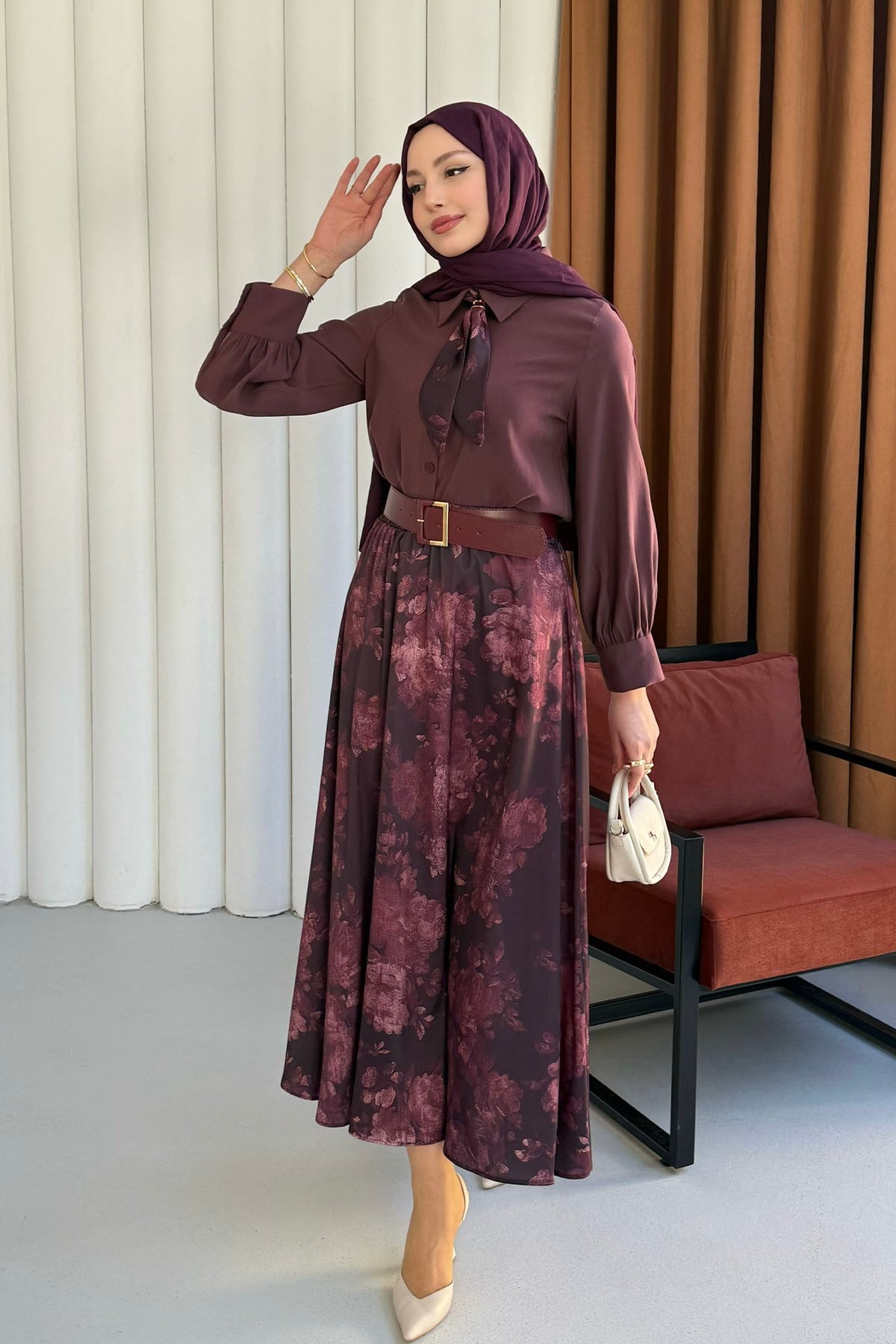 Çiçek Desen & Fular Yaka Kemerli Tesettür Takım-MÜRDÜM
