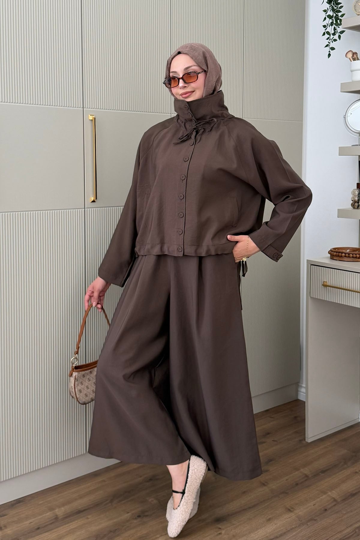 Dik Yaka Düğmeli Oversize Pantolonlu Tesettür Takım-KAHVERENGİ