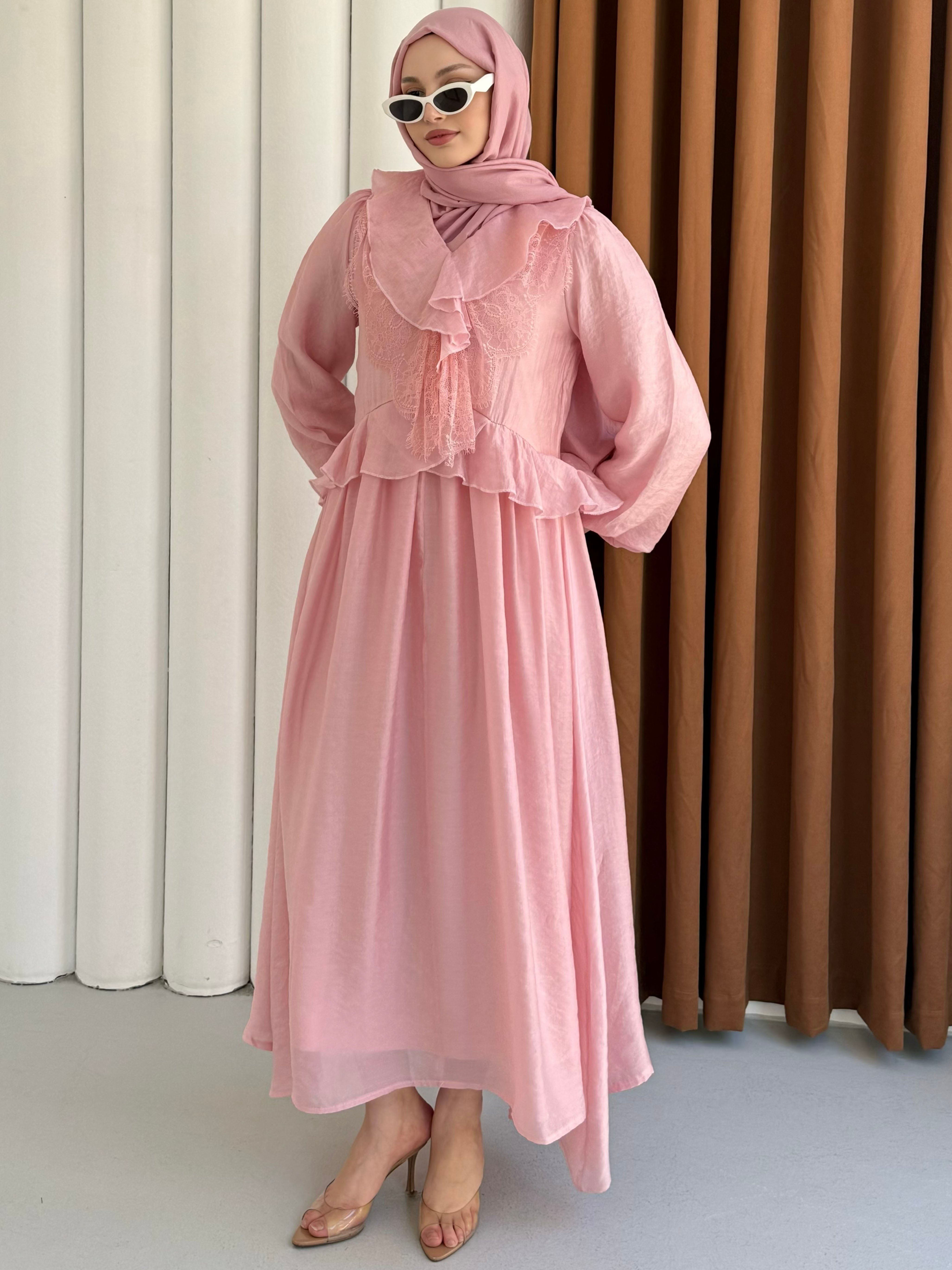 Elara Dantel Yaka Fırfırlı Özel Tasarım Tesettür Elbise-PEMBE