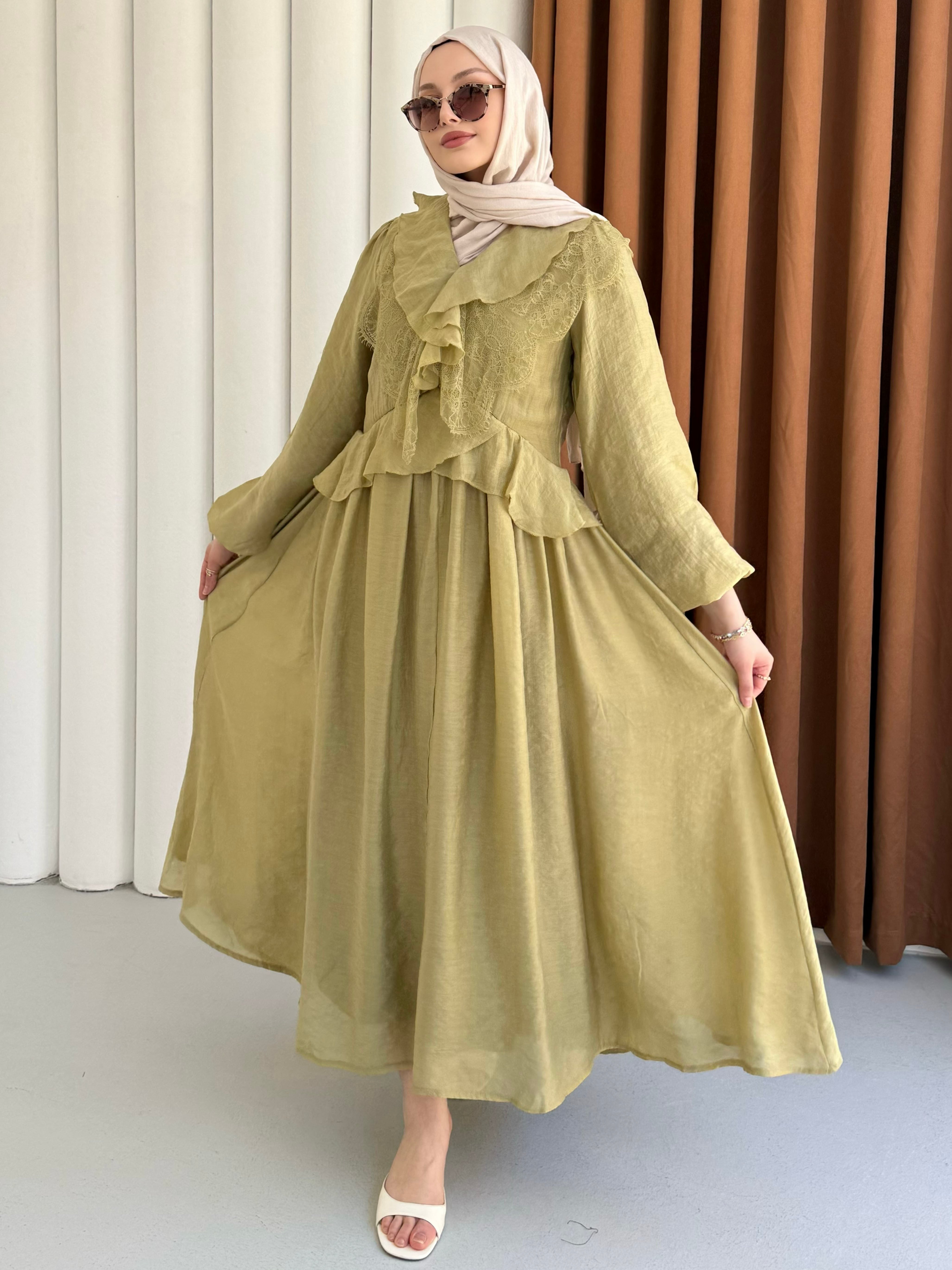 Elara Dantel Yaka Fırfırlı Özel Tasarım Tesettür Elbise-YAĞ YEŞİLİ