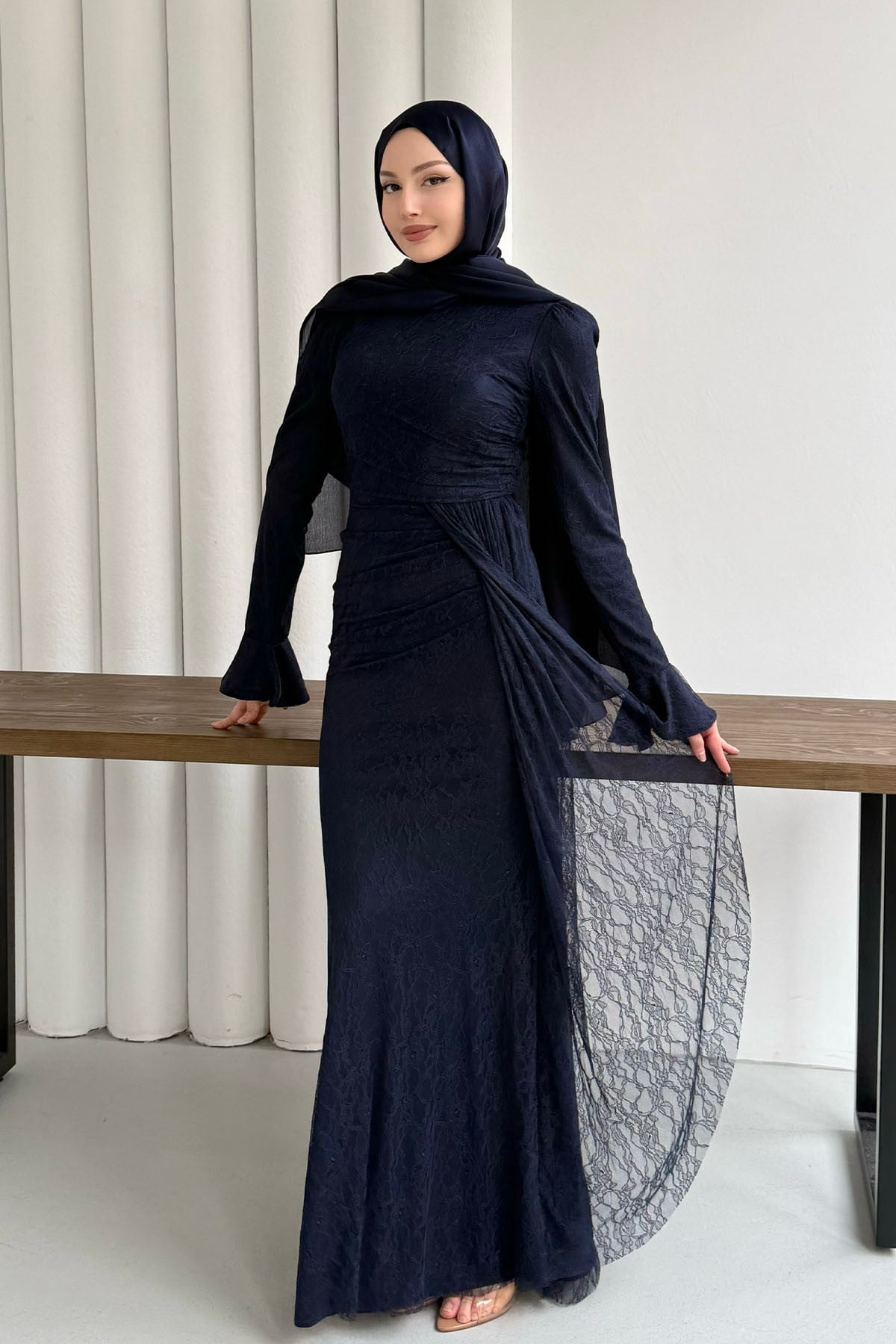 Elegance Dantel ve Volan Detaylı Tesettür Abiye-LACİVERT