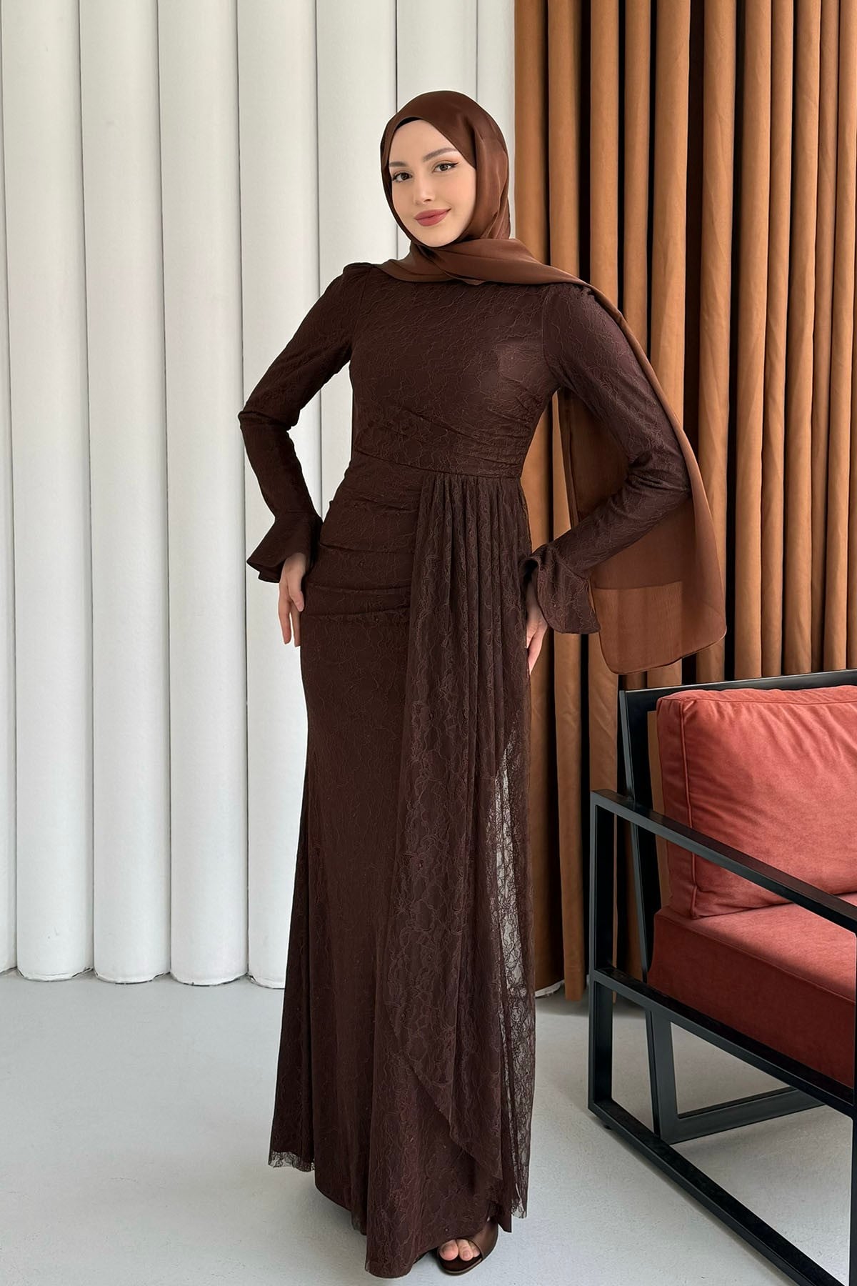Elegance Dantel ve Volan Detaylı Tesettür Abiye-KAHVERENGİ