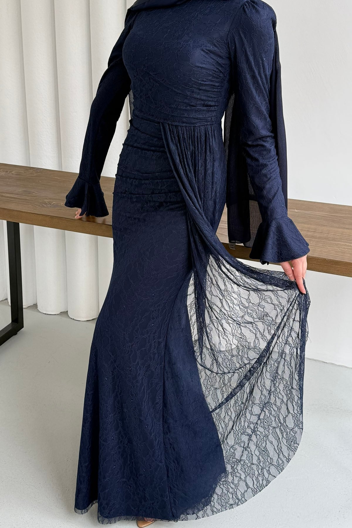 Elegance Dantel ve Volan Detaylı Tesettür Abiye-LACİVERT
