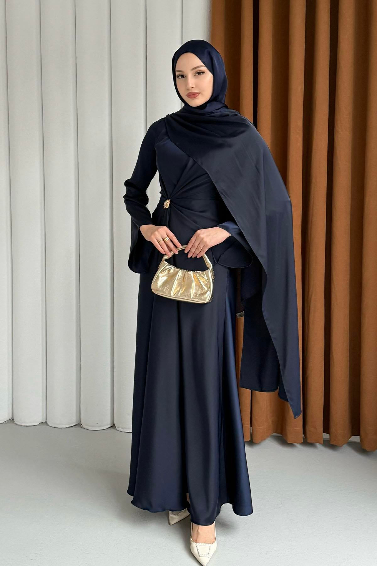 Elegant Broş Detaylı Saten Tesettür Abiye-LACİVERT