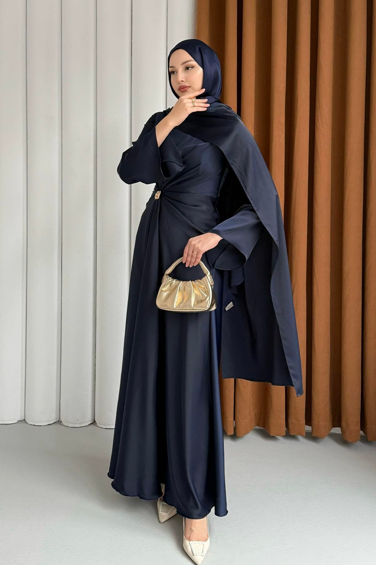 Elegant Broş Detaylı Saten Tesettür Abiye-LACİVERT