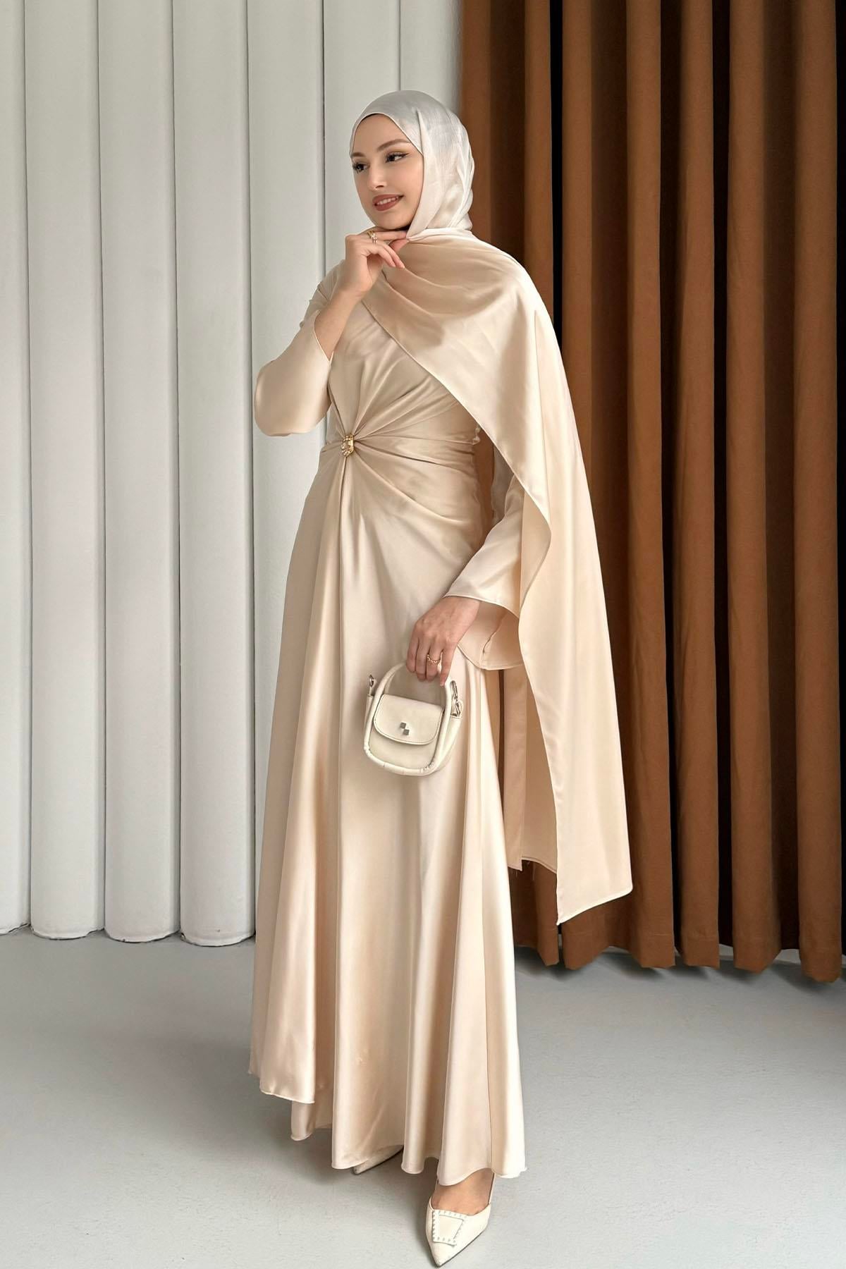Elegant Broş Detaylı Saten Tesettür Abiye-BEJ