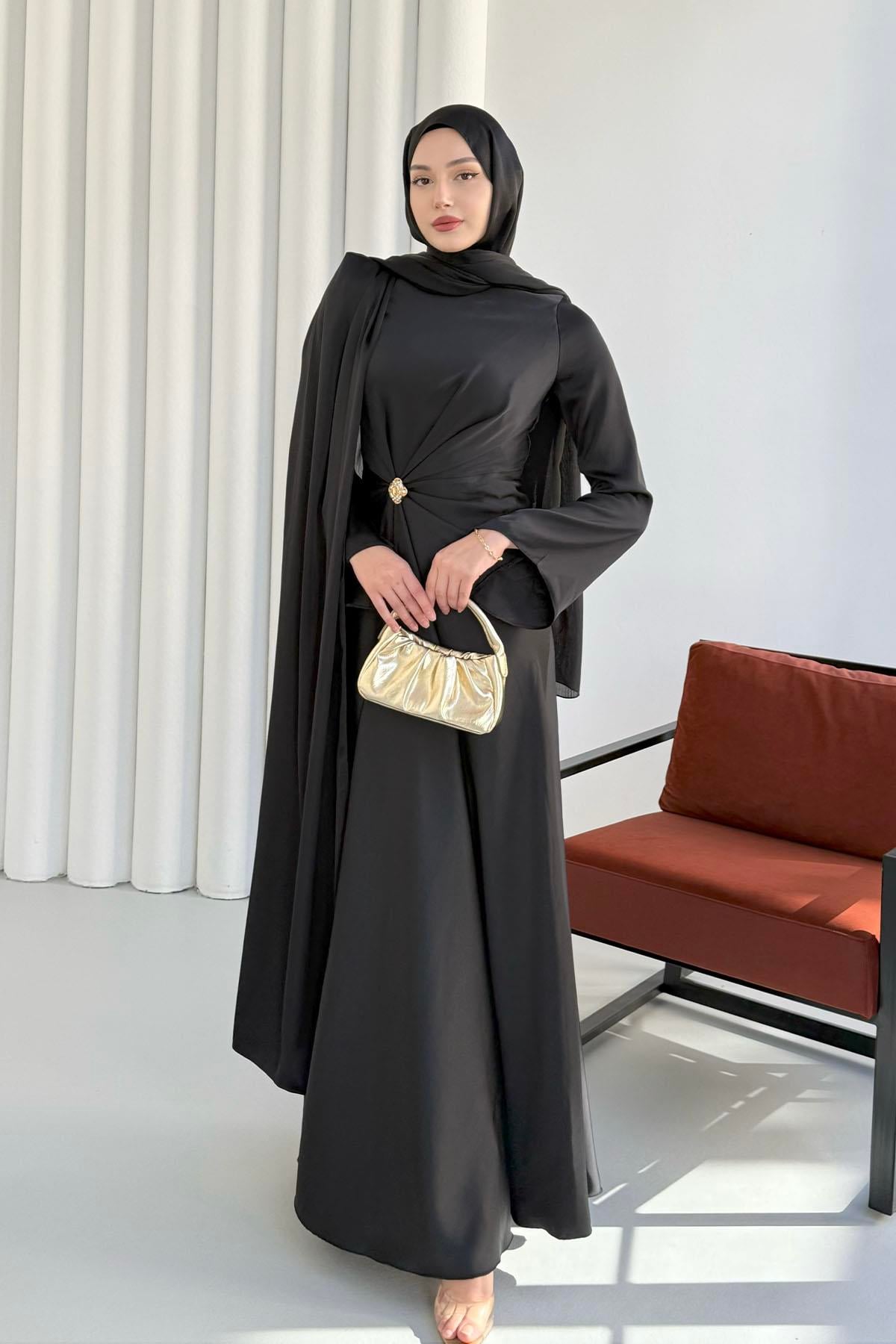 Elegant Broş Detaylı Saten Tesettür Abiye-SİYAH