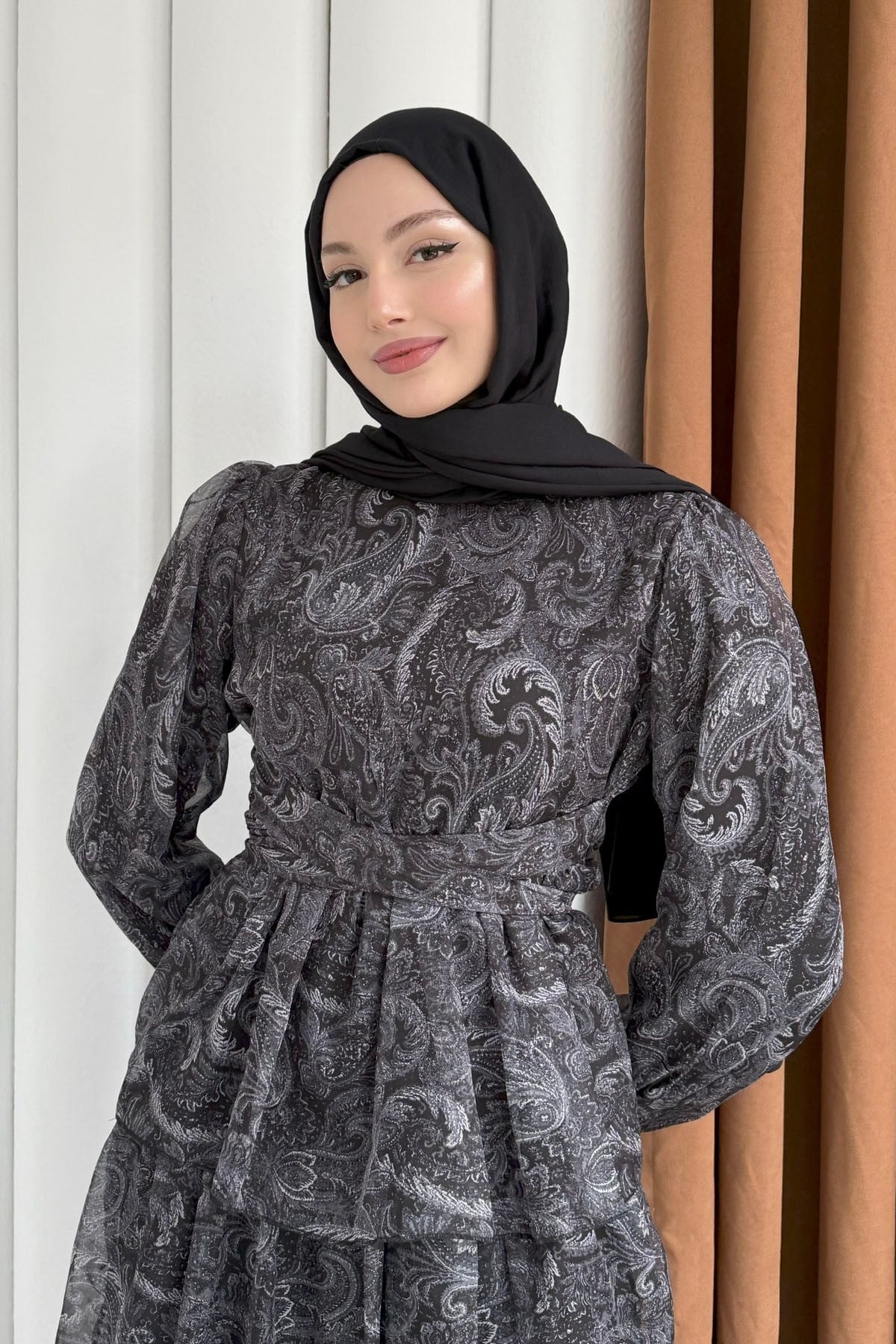 Etnik Desen Kat Katlı Kemerli Şifon Tesettür Elbise-SİYAH